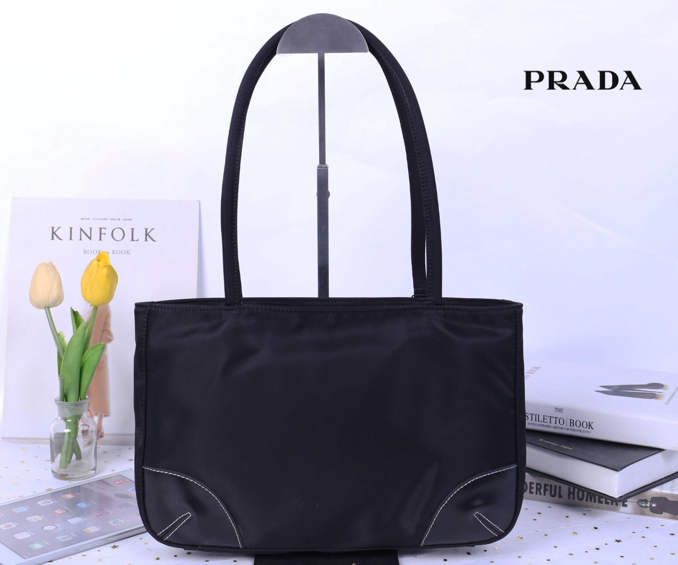 PRADA Shopping Bag / Prada Tessuto Tote Bag กระเป๋าสะพายไหล่ วัสดุ Nylon น้ำหนักเบา วัสดุทำจากไนลอนตัดกับหนัง ด้านหน้าประดับด้วยโลโก้แบรนด์