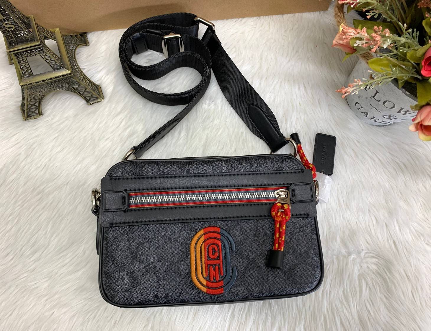 COACH ACADEMY CROSSBODY IN SIGNATURE WITH VARSITY ZIPPER ((768, 960)) พร้อมส่งที่ไทยอีกครั้ง! ได้ไปหลงรักแน่นอนค่ะ😘 กระเป๋าสะพายครอสบอดี้ร์ของคุณผู้ชาย((สาวหล่อใช้ก็สวยทีเดียว)) หนังแท้อย่างดี หนังนิ่มมือดีค่ะ