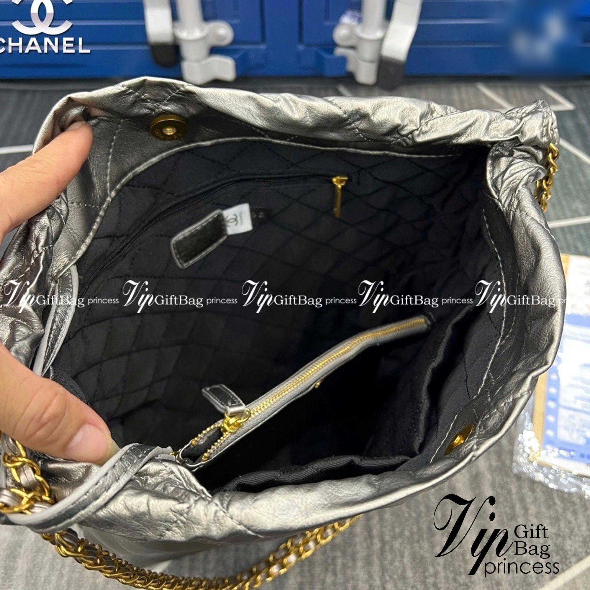 Chanel ss22 Logo CC shopping tote / Chanel 22 handbag 12" มาแรงที่สุดในตอนนี้ก็คือรุ่นนี้เลย ใช้งานง่ายรุ่นนี้สามารถใช้ได้ทั้งผู้หญิงและผู้ชายน้า เกินต้านที่สุดกับไอเท็มนี้ ที่สาวๆหรือใครๆก็ต้องมีแล้ว!! แค่เห็นก็หลงรัก กระเป๋าทรงสวย