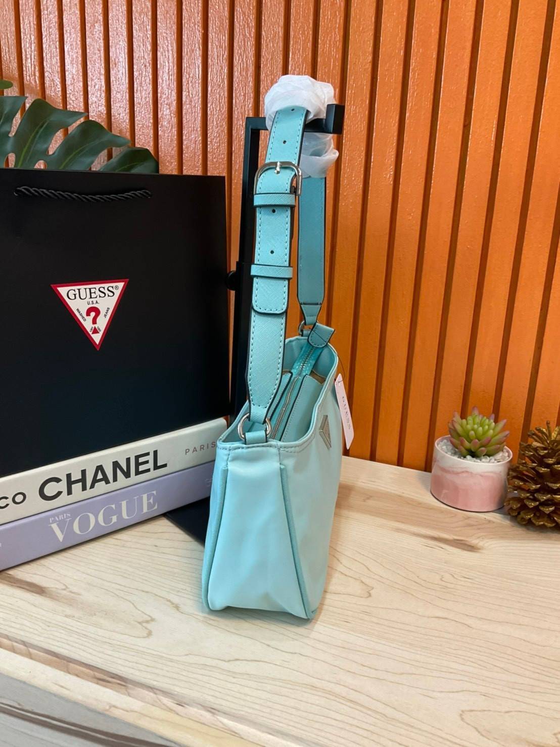 ของแท้ 💯% Guess Little Bay Nylon Shoulder Bag กระเป๋าสะพายไหล่/คล้องแขน ทรงคลัช สวยหรู ด้านหน้าประดับโลโก้แบรนด์ เปิดปิดด้วยซิป ภายในช่องหลักโล่กว้าง