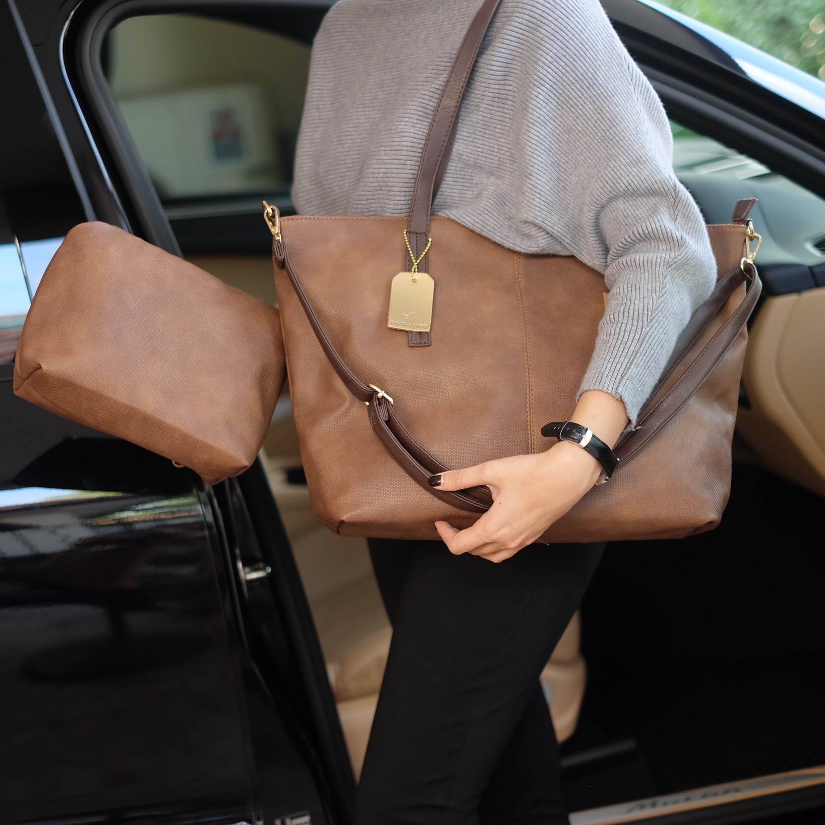 New Arrival ซื้อ 1 ได้ถึง 2 กระเป๋า ทรง Tote จากแบรนด์ David Jones ค่า ทรงนี้ นิยมถือกันมากๆ บอกเลยใบนี้ ของจริงสวยคะ หนังนิ้ม นิ่ม ค่า **ดีต่อใจ 😁❤️ 〰〰〰〰〰 รุ่นใหม่ล่าสุด หนังนิ่มมาก ใบนี้ มีใบเล็กแถมให้อีก 1 ใบค่ะ จะถือ หรือสะพานก้อได้ จุข