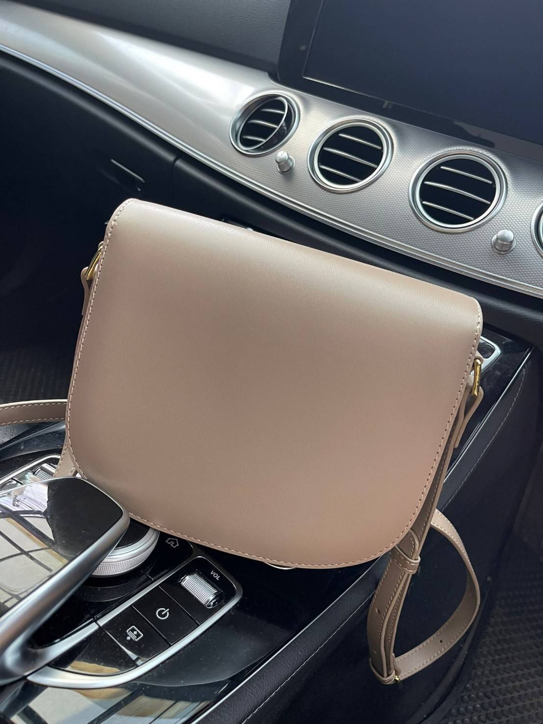 VIP 🥂 CELINE TEEN BESACE TRIOMPHE IN SHINY กระเป๋าสะพายคาดลำตัวรุ่นนี้นับว่าเป็นกระเป๋าอีกหนึ่งรุ่นในซีรีส์ Triomphe ที่ได้รับความนิยมอย่างมาก ด้วยรูปร่างทรงโค้งมนมีความคลาสสิกตามแบบฉบับของ Celine เพิ่มความหรูหราและโดดเด่นด้วยการตกแต่งด้วยโลโก้โลห