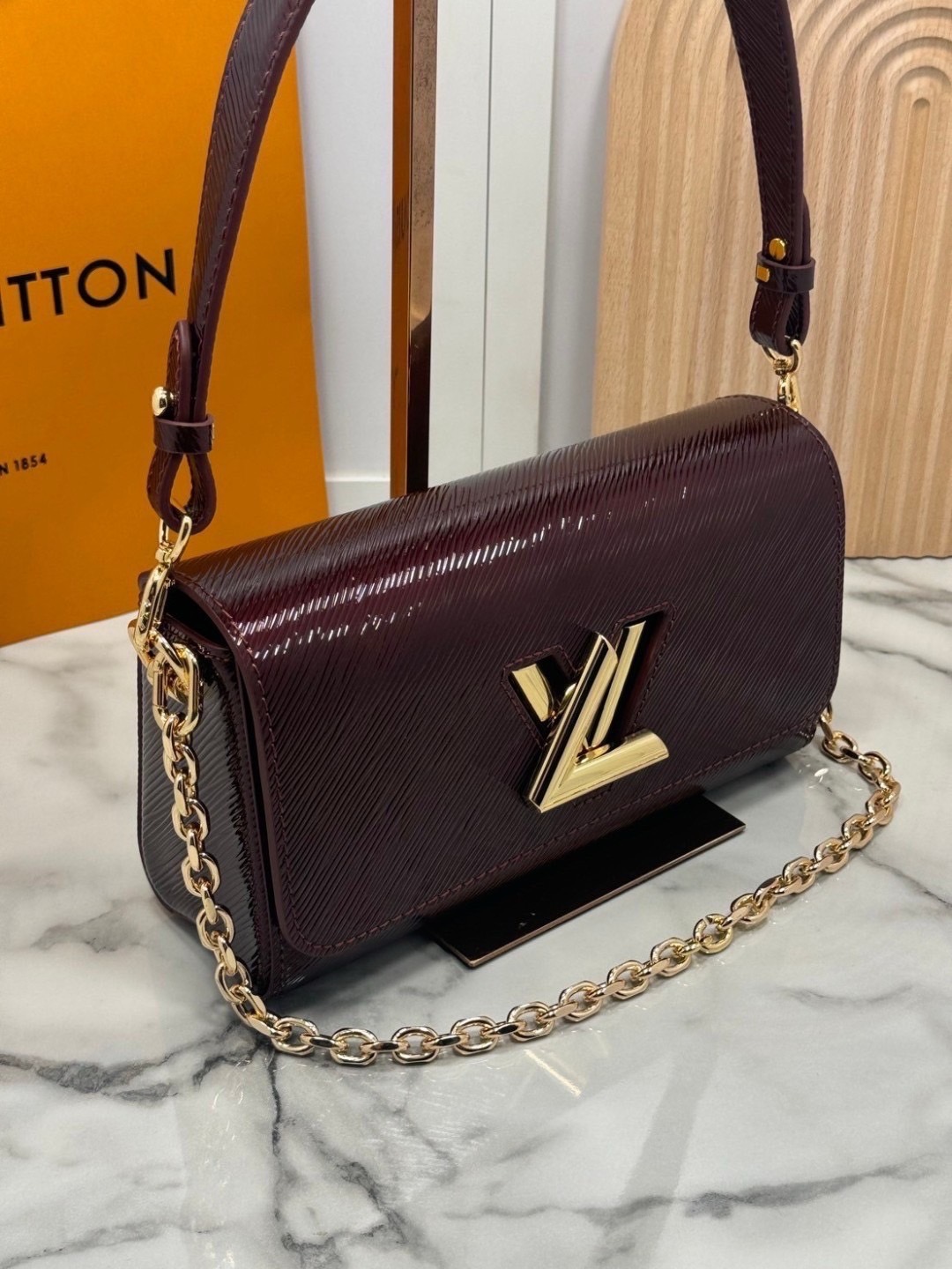 ORI หนังแท้ | LV Twist West Bag กระเป๋าสะพายหนัง Epi ลายเกรน สุดคลาสสิกมาดีไซน์ใหม่ในรูปทรงยาวเผยลุคมีระดับเหนือกาลเวลา ความหรูหราเข้ากับสตรีตสไตล์