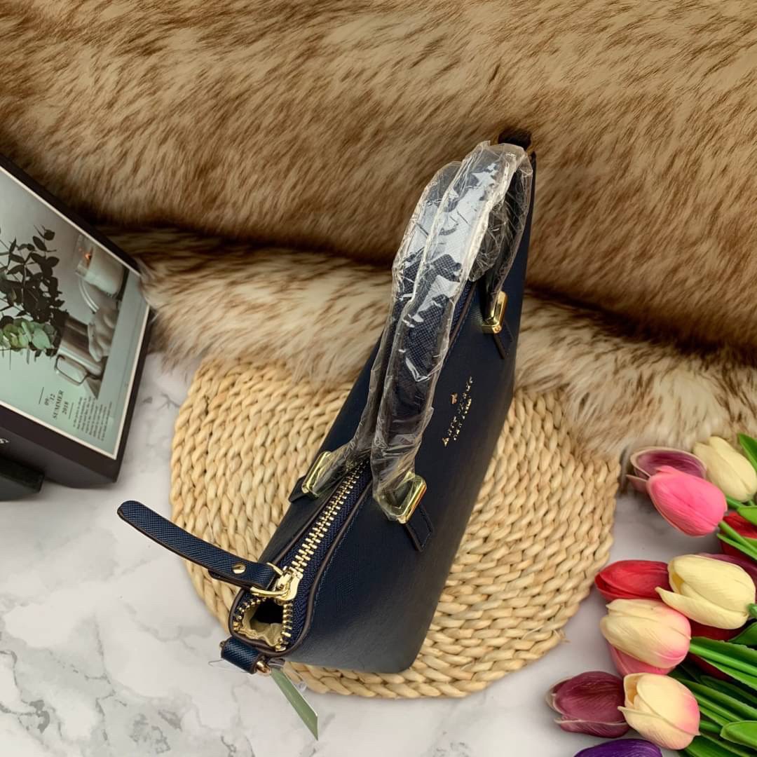 ของแท้ 💯% Kate Spade New York Cross Body Bag กระเป๋าถือหรือสะพาย หนัง Saffiano ภายในมีช่องซิปและช่องเล็ก มีหมุดรองฐานกันรอย 4 มุม อะไหล่ทองทั้งใบ ขนาดกำลังดี ใส่กระเป๋าสตางค์ยาวได้ค่ะ