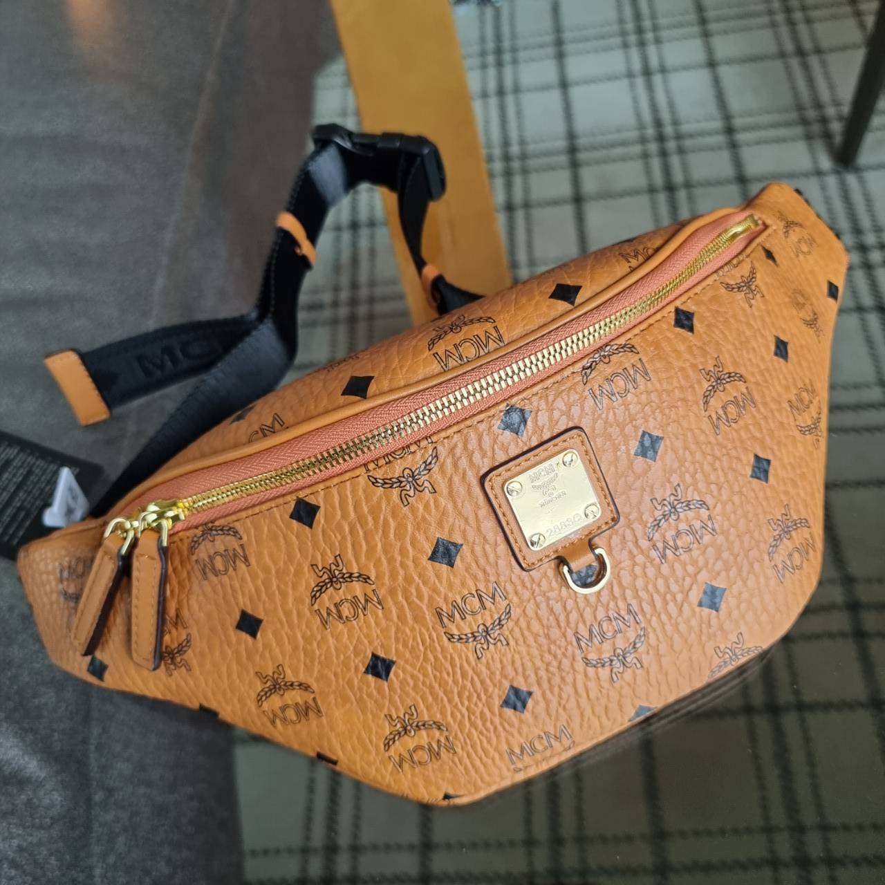 M.C.M FURSTEN BELT BAG IN VISETOS กระเป๋าคาดอกยอดฮิต หนุ่มๆสาวๆใช้ได้ไม่มีเบื่อ รุ่นขายดี ลายวิเซโต้เอกลักษณ์ ทั้งสปอร์ตและดูหรูในตัว ใช้งานง่าย ได้ทุกลุค วัสดุหนังแคนวาสคุณภาพดี มีช่องซิปหลัก และซิปด้านหลังกระเป๋า ภายในเป็นช่องโล่งบุผ้าซับอย่างดี รุ่น un