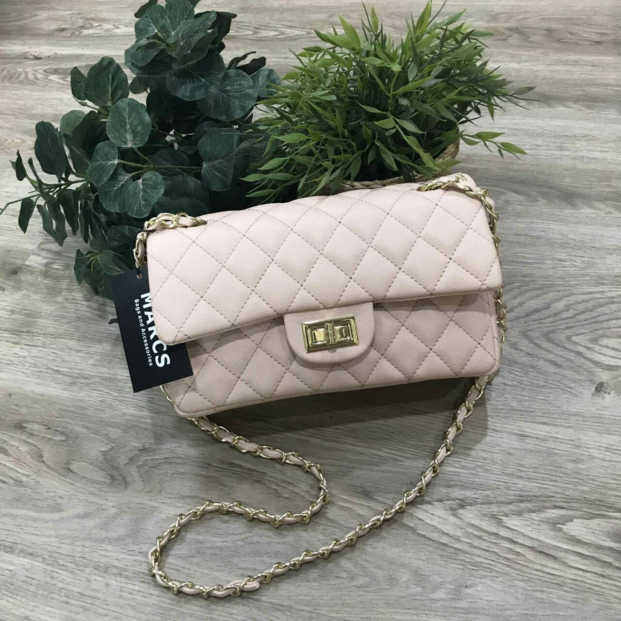 MARCS WOMAN QUILTED CHAIN SHOULD BAG กระเป๋าสะพายหนังคาเวียร์อยู่ทรงสวย ดีไซน์หรู classic สไตล์ Chanel เปิดปิดด้วยตัวล็อคบิด พร้อมฝาปิดแบบกระดุมแม่เหล็ก ภายในกว้าง และจุ สามารถใส่กระเป๋าสตางค์ใบยาว, mini iPad, i8+ ได้ค่ะ มาพร้อมสายสะพายโซ่ร้อยหนัง จะซ้อนส