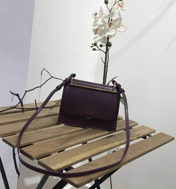 CHARLES & KEITH STRUCTURED HANDBAG กระเป๋าถือหรือสะพายรุ่นใหม่ล่าสุดหนังอยู่ทรงสวย เปิดปิดด้วยตัวล๊อคอะไหล่ปั้มโลโก้ หูจับถนัดมือพร้อมสายสะพายยาวถอดปรับระดับได้ น้ำหนักเบา ภายในมีโลโก้พร้อมช่องซิป ใส่กระเป๋าสตางค์ใบยาวได้ จะถือหรือสะพายก็ดูดี สาวๆที่กำลัง