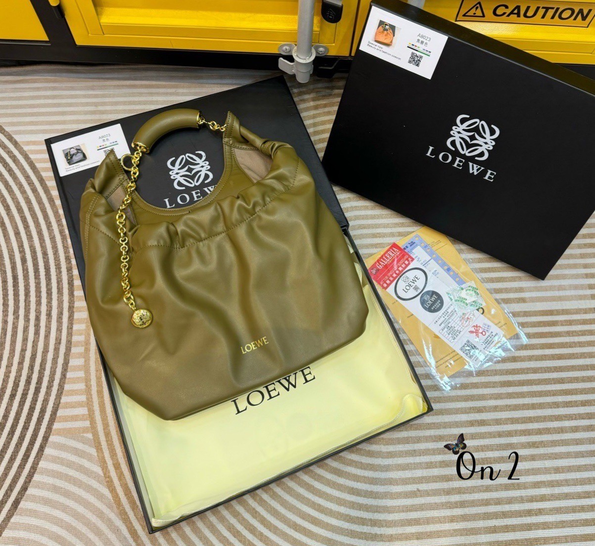 LOEWE Medium Squeeze bag in nappa กระเป๋าสะพายคอลใหม่ ดีไซน์เก๋เรียบหรูงานสวยทั้งภายนอกและภายใน ขึ้นแบบจากงานจริง เป๊ะสุด ปั้มทุกจุด งานจริงสวยทุกมุมเป๊ะปังมากค่ะ