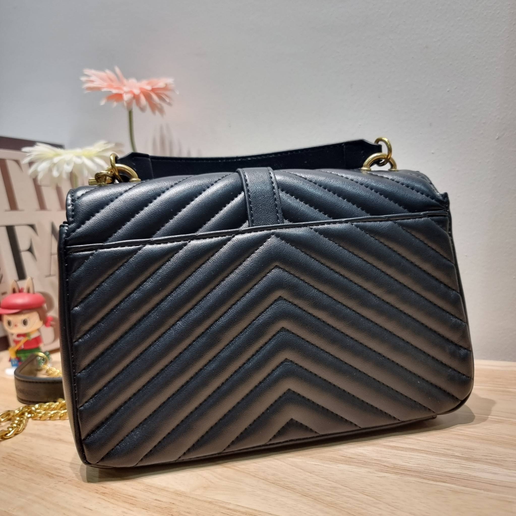 YSL College Medium Bag / Yves Saint laurent crossbody boutique กระเป๋าสะพายไหล่ ดีไซน์ทรงสวยหรู พิเศษ แถมฟรี พวงกุญแจห้อยเอกลักษณ์แบรนด์ ดูแพงไปหมดจริงๆไอเท็มนี้