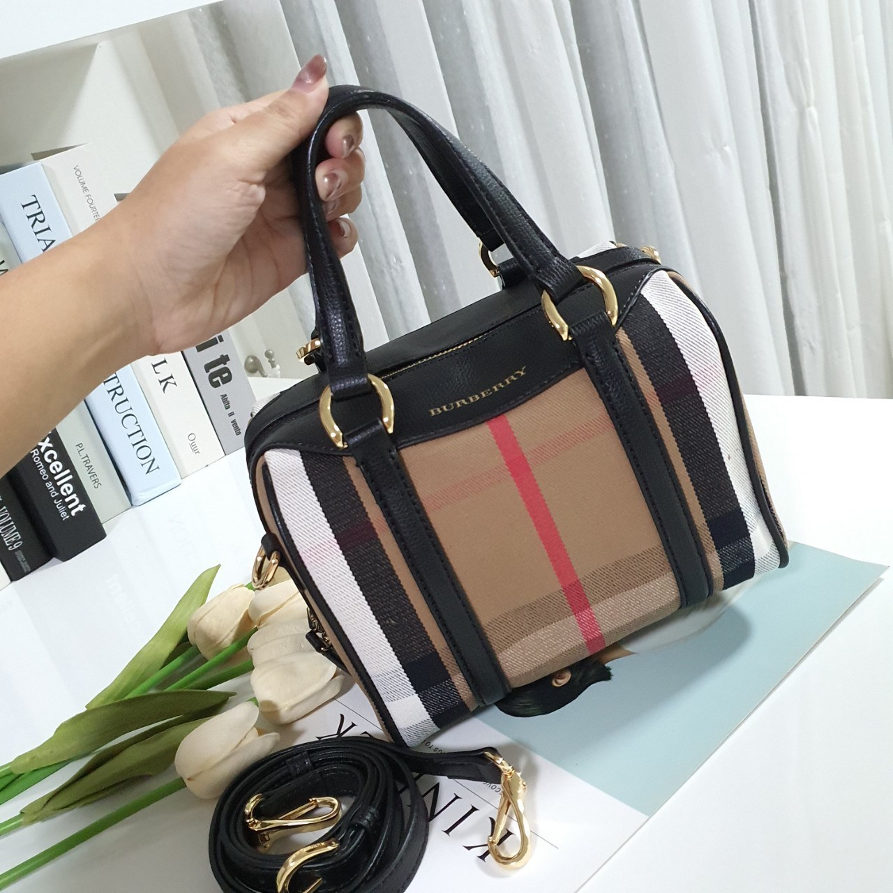 BURBERRY MINI VINTAGE BAG VIP GIFT WITH PURCHASE (GWP) พรีเมี่ยมกิ๊ฟ Limited Edition จากBURBERRY วัสดุผ้า CANVAS ตัดหนัง ทรงสปีดี้ใบเล็กน่ารัก เปิดปิดด้วยซิป ภายในมีช่องแบ่งเป็นสัดส่วน พร้อมช่องซิป สามารถใส่มือถือ iphone เงิน ของจุกจิกได้