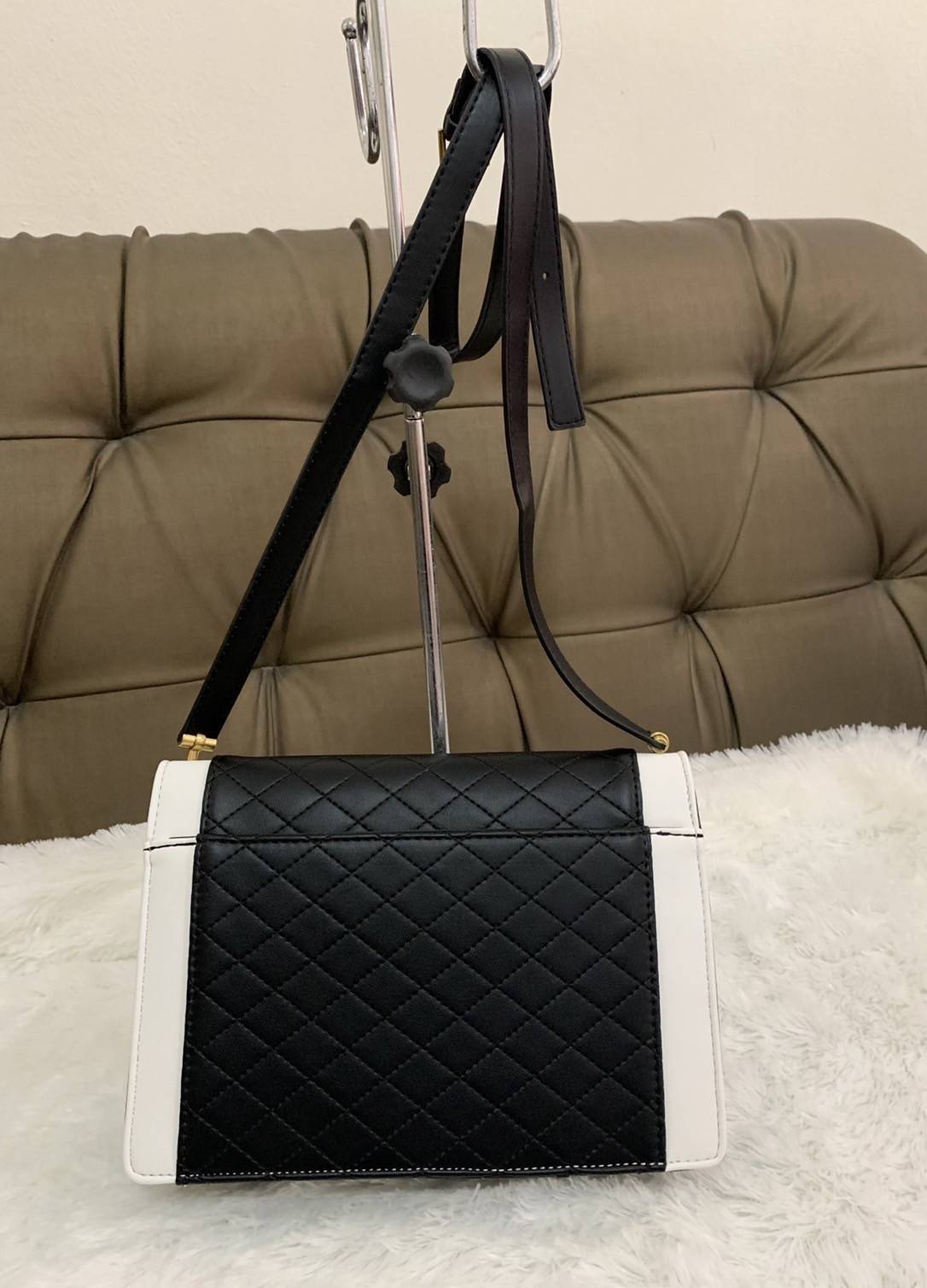 VIP SAINT LAURENT GABY SATCHEL BLACK / YSL GABY กระเป๋าสะพายดีไซน์เกร๋ รูปทรงแบบซองจดหมาย หนังลายตาราง น้องใหม่จากSaint Laurent Gaby Satchel วัสุดหนังลูกแกะแบบควิลท์ (หนังแกะสังเคราะห์) งานสไตล์วินเทจ แต่งขอบสีขาวตัดกับสีดำ ด้านหลังมีช่องสำหรับใส่ของได้ โ