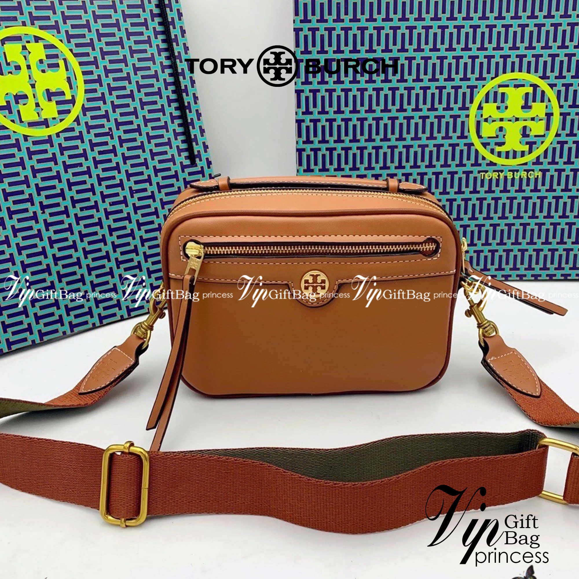 TORY BURCH T MONOGRAM JACQUARD CAMERA BAG กระเป๋าสะพาย Crossbody วัสดุหนังวัวแท้ การออกแบบเรียบง่าย ยังคงความหรูหราเอาไว้ โดดเด่นด้วยลวดลาย T Monogram มาพร้อมสายสะพายยาวแบบสปอร์ต ถอดออกได้ สายปรับระดับได้ ตอบสนองการใช้งานได้ดี มีหูหิ้วด้านบนสามารถใช้งานได