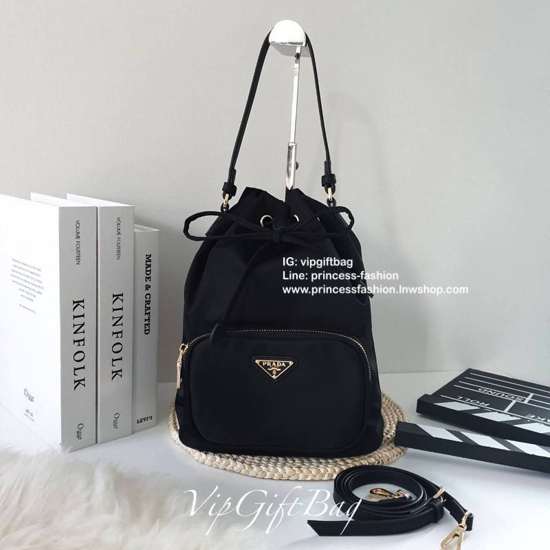 Medium ใครๆก็หลงรัก *ทรงขนมจีบ 🐰 งานพรีเมี่ยมกิ้ฟ จากเคาเตอร์ต่างประเทศ จากแบรนด์ PRADA ค่า เป็นกระเป๋าผ้า nylon silk เนื้อหนาซับในอย่างดี จุดเด่นคือ กระเป๋าสามารถ จุของได้เยอะมาก ด้านในมีช่องซิปพร้อมช่องใส่ของอีกหนึ่งช่อง น้ำหนักเบา ถือแล้วสวยมาก