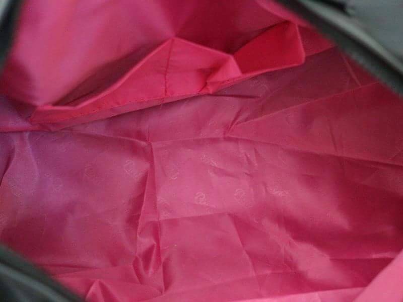 Victorias Secret PINK กระเป๋าสไตล์กระเป๋าเดินทาง หรือสะพายไปเล่นฟิตเนส ด้านหน้าจะมีตัวอักษร PINK เลื่อมสีชมพู เปิดปิดด้วยซิป ภายในมีช่องใหญ่ จุของได้เยอะ มีช่องใส่โทรศัพท์หรือของจุกจิก สามารถใส่เสื้อผ้าได้หลายชุด สายสะพายปรับระดับได้ และมีที่วางบ่าให้ด้วย