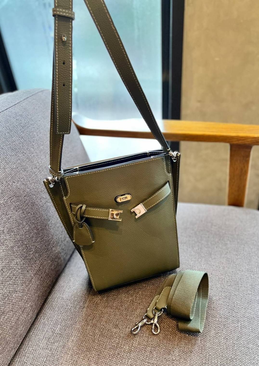 Large TORY BURCH LEE RADZIWILL PEBBIED BAG ((139014)) เป็นรุ่นที่สวย หรู น่าใช้มากๆค่ะ! ลุคหรูดูดีมากๆ กับกระเป๋าสะพายข้างจากTB ใบใหญ่