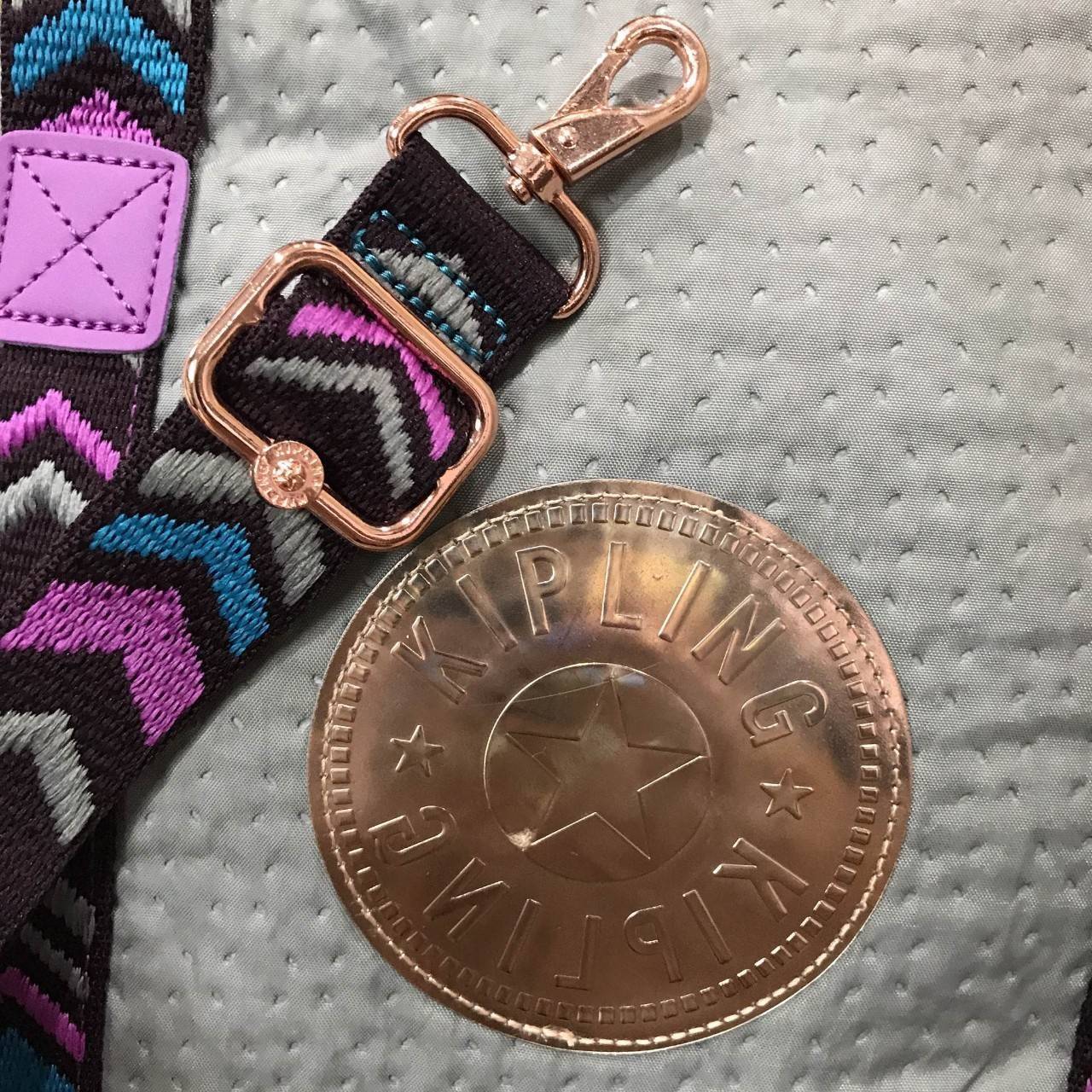 พร้อมส่งรุ่นหายาก NEW! KIPLING ART M TOTE BAG กระเป๋าถือหรือสะพายรุ่นใหม่ Special Limited Edition วัสดุ Nylon+Polyester 100% น้ำหนักเบาโดดเด่นที่สามารถรูดซิปมุมกระเป๋าเปลี่ยนทรงได้ไม่จำเจ มีหูหิ้วสะพายไหล่เเละสายยาว crossbody เลื่อนปรับระดับได้ มือจับหูหิ