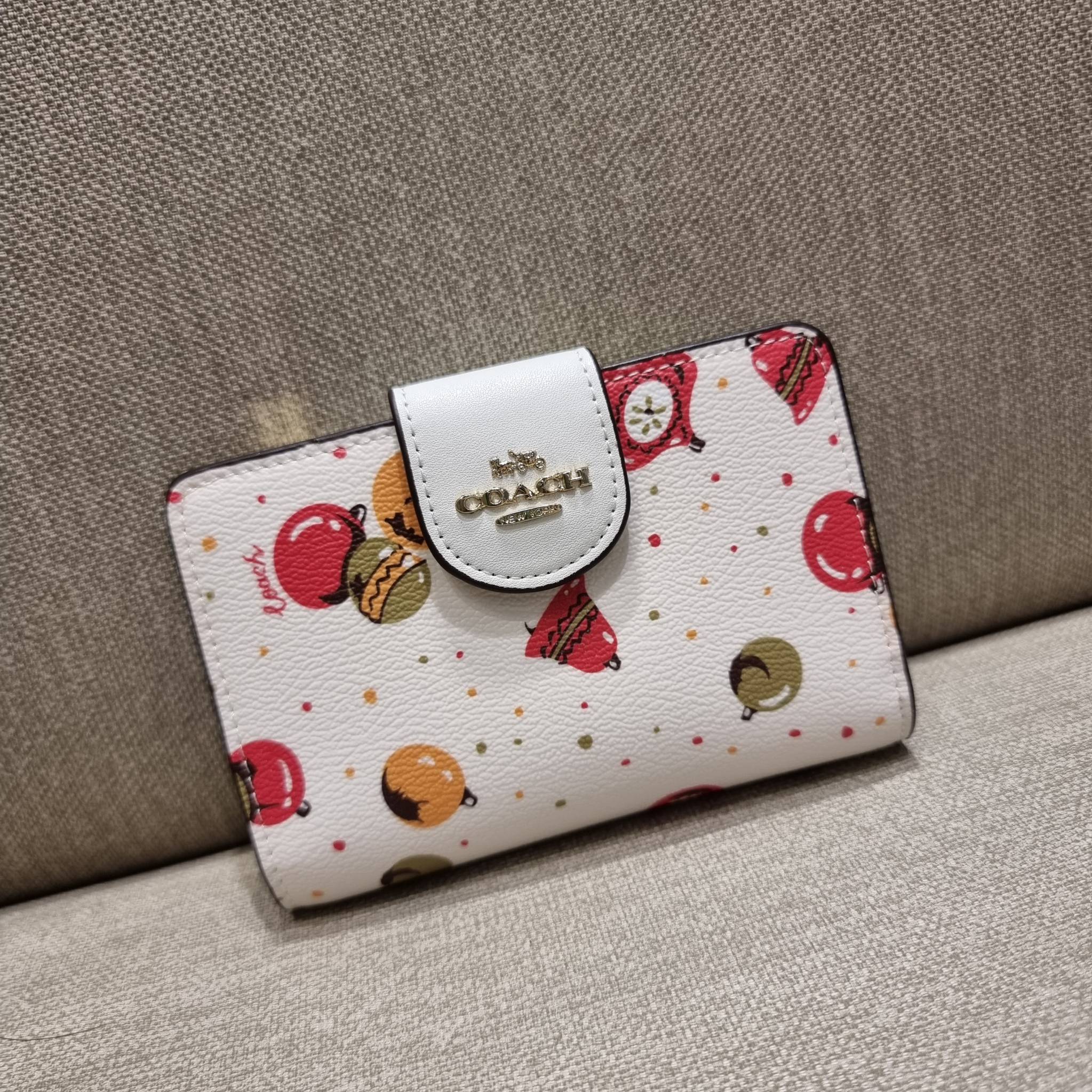 COACH C7414 MEDIUM CORNER ZIP WALLET WITH ORNAMENT PRINT คอลเลคชั่นใหม่ กระเป๋าสตางค์ใบกลาง ดีไซน์ใหม่ สุดหรู คละลายพริ้นท์เต็มใบ น่าใช้ไปอีก วัสดุหนังแคนวาสเคลือบลาย ภายในมีช่องใส่บัตร ใส่ธนบัตรได้ครบ และมีช่องซิปแยก ใบจริงสวยมากๆ แนะนำจ้า ราคาสุดคุ้มครบ