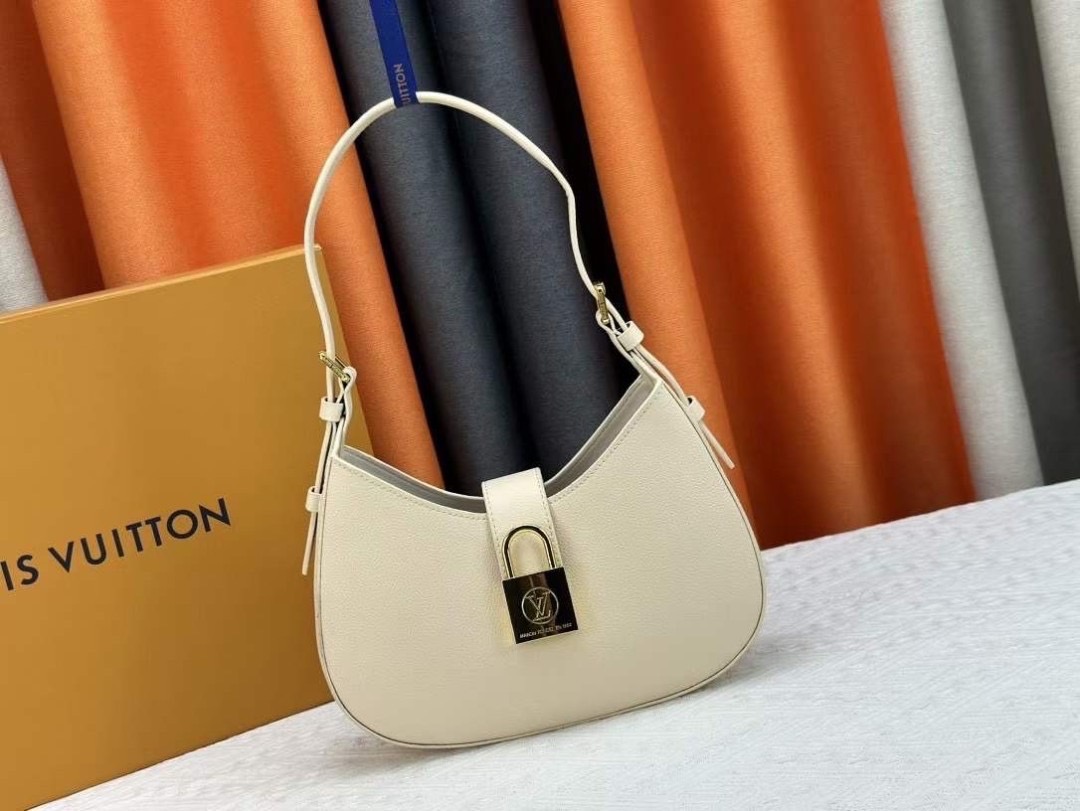 LV Low Key Shoulder Bag กระเป๋าถือดีไซน์เรียบหรูสไตล์ quiet luxury ตกแต่งแม่กุญแจ LV เกรดออริ 1:1 ใช้งานต่างประเทศได้