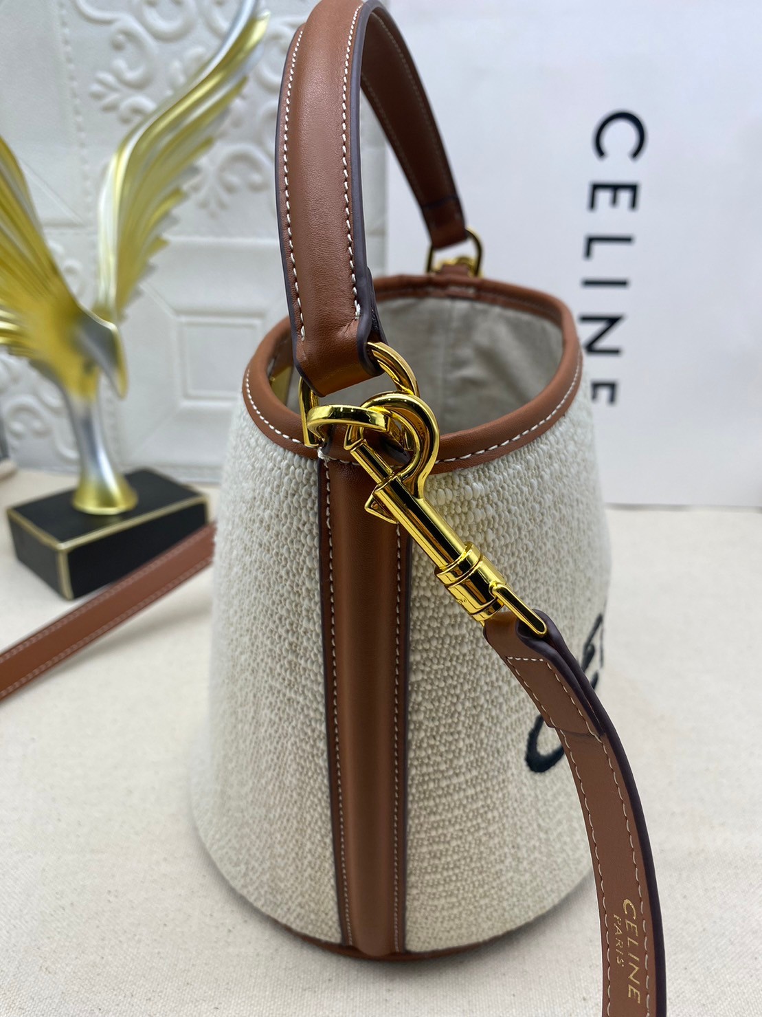 CELINE BUCKET 16 BAG วัสดุ Textile Canvas & CalfSkin ดีไซน์ทรง Bucket ขนาดเล็กน่ารักกำลังดี เนื้อหนาแข็งแรง ภายในกว้าง มาพร้อมหูหิ้วหนังและสายสะพายหนังยาวอะไหล่แบรนด์สีทองสุดหรู