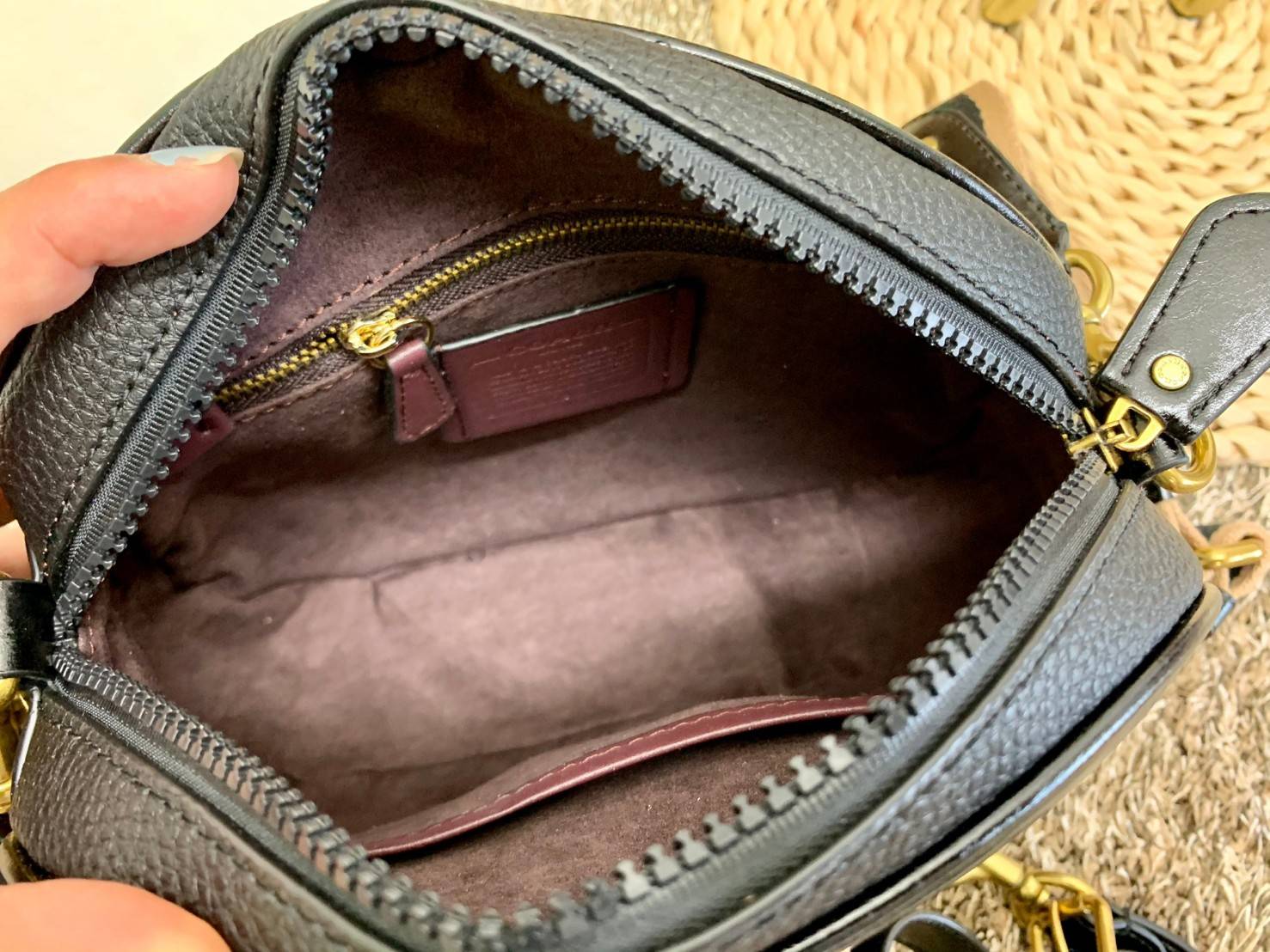 COACH KAT CROSSBODY WITH HORSE AND CARRIAGE PRINT ((88480//88544)) พร้อมส่งค่ะ! กระเป๋าสะพายแบบครอสบอดี้ร์ หนังแท้อย่างดี ตัวกระเป๋าเก๋ด้วยการพิมพ์ลายรถม้าค่ะ ด้านหน้ามีช่องกระดุมแม่เหล็กสำหรับใส่ของจุกจิกได้ พร้อมโลโก้แบรนด์สุดหรู