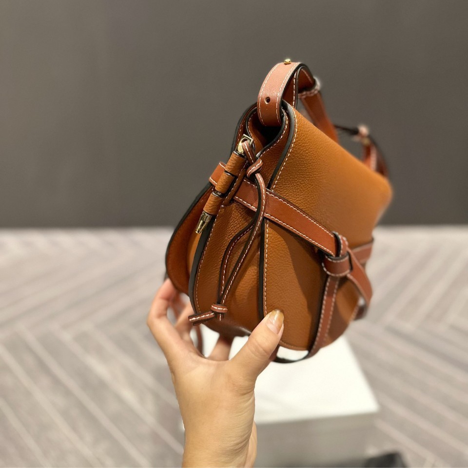 LOEWE gate dual bag / LOEWE CROSSBODY BAG VIP กระเป๋าถือหรือสะพาย Limited ทรงอานม้าสวยอยู่ทรง