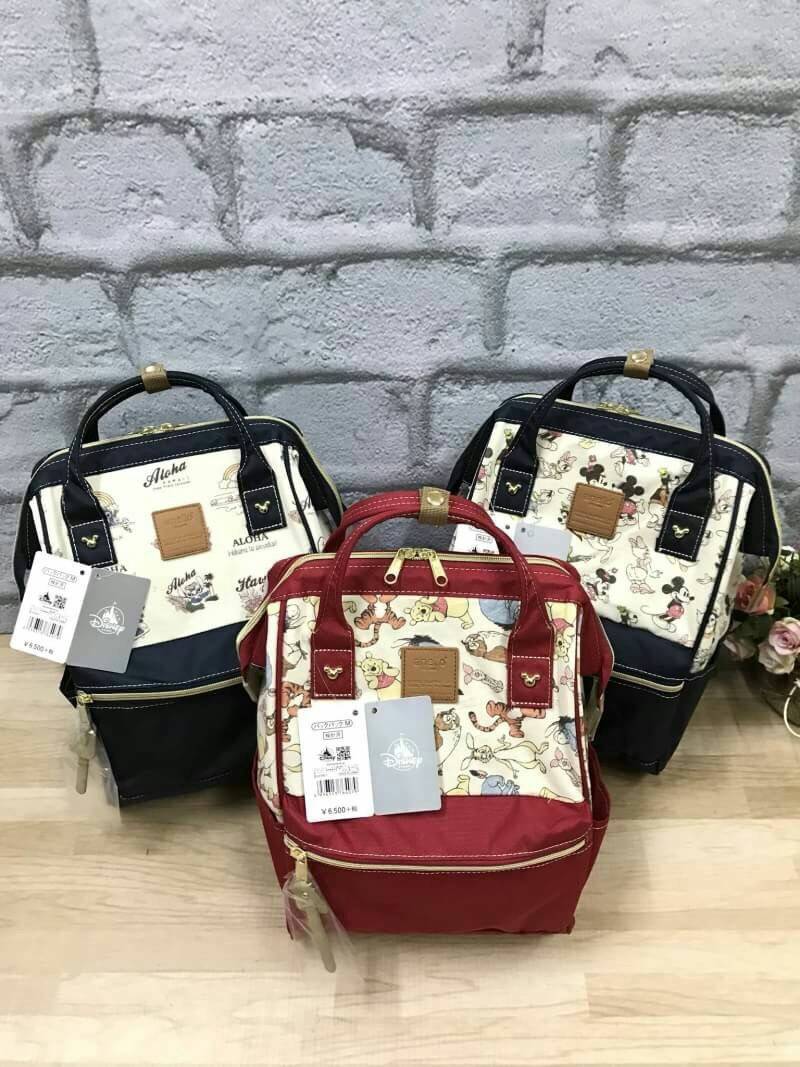 Anello x Walt Disney Mickey & Friends Limited Edition Japan Backpack เป็นการร่วมงานของ anello และวอล์ทดิสนีย์ ที่มาวาดลวดลายลงบนกระเป๋าเป็นตัวละครดิสนีย์ที่มีสีสันน่ารักสดใส วัสดุ canvas คงแบบฉบับที่ปากกระเป๋ามีโครง อีกหนึ่งคอลเลคชั่นที่ควรต้องมีไว้ครอบคร