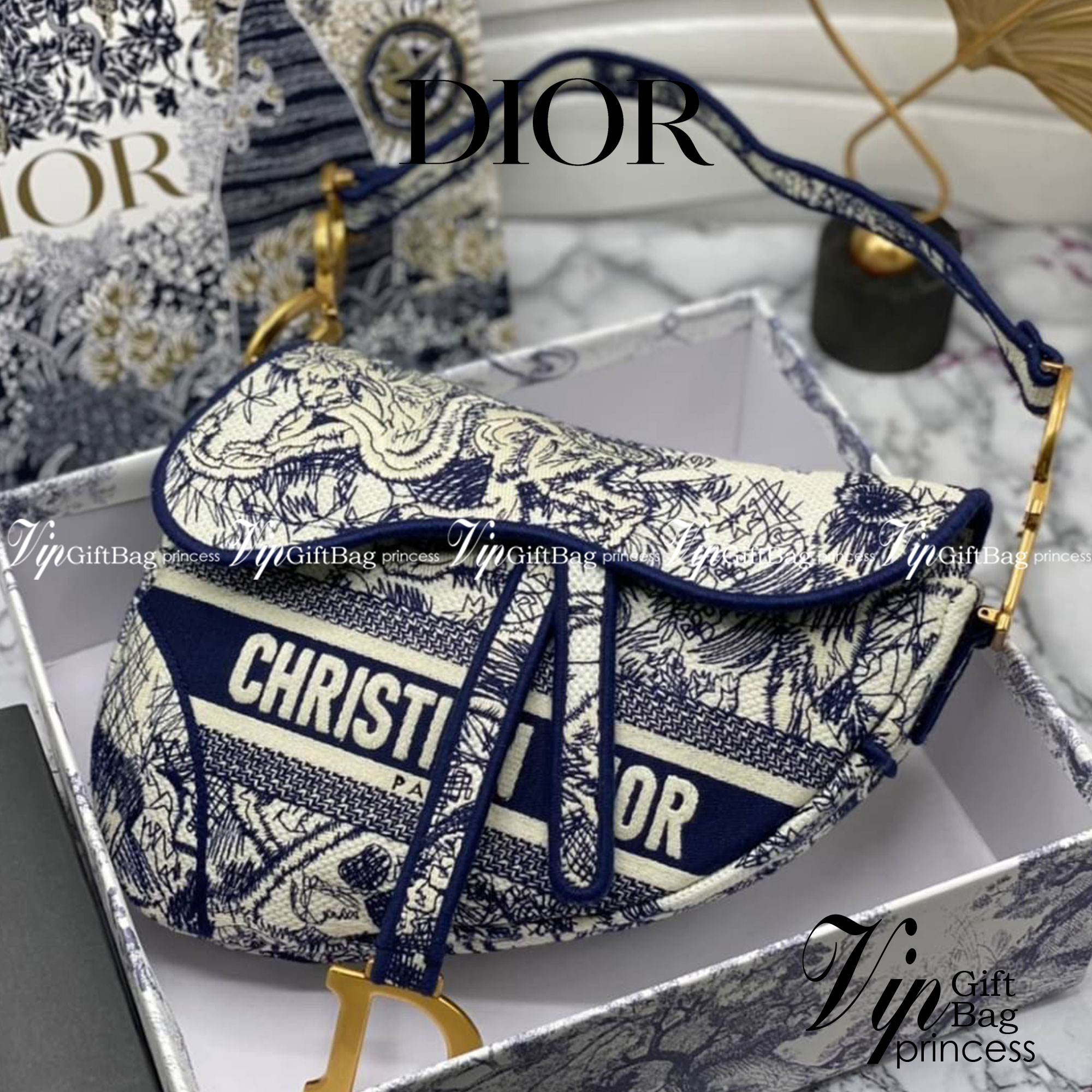 หนังแท้ DIOR SADDLE BAG Toile de Jouy Embroidery กระเป๋ารุ่นยอดนิยมตามแบบฉบับแบรนด์ พร้อมส่งที่ไทย เกรดออริจินอลหนังแท้ ภาพสินค้าถ่ายจากงานขายจริง ใช้งานต่างประเทศได้ค่ะ