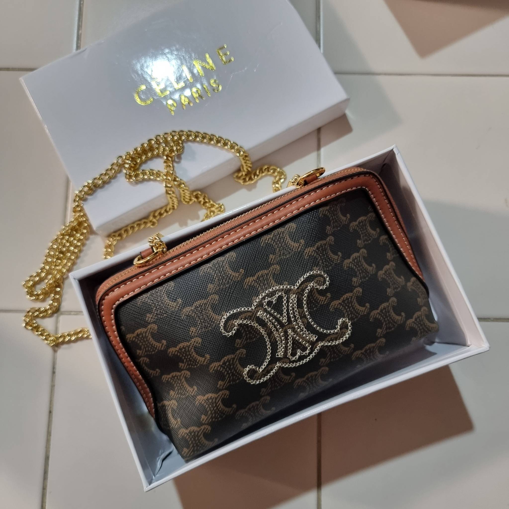 CELINE CLUTCH WITH CHAIN IN TRIOMPHE CANVAS WITH TRIOMPHE HEART EMBROIDERY กระเป๋าสะพายกึ่งคลัทช์ มินิไซส์ เอาใจสาวๆสายสะดวก!! พกพาง่าย สะพายกำลังสวย วัสดุหนังแคนวาส ดีไซน์ใหม่ โลโก้ลายปัก ดีเทลเดินด้ายรูปหัวใจ คิ้วท์ไปอี้ก!! เปิด-ปิดด้วยซิป ภายในโล่ง ใส่
