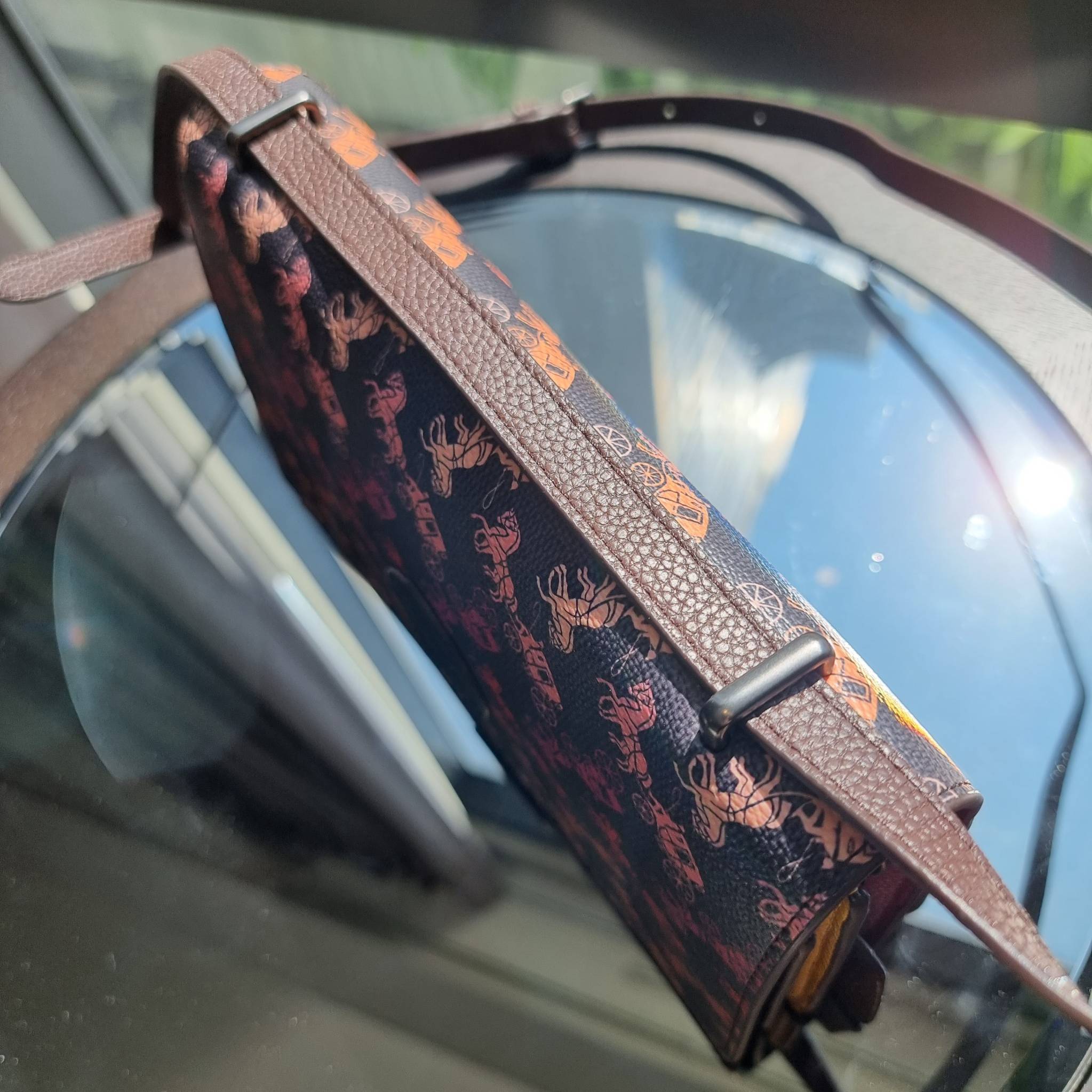 OUTLET 】COACH 88343 CAMILLE CROSSBODY WITH HORSE AND CARRIAGE PRINT AND ARCHIVE PATCH คอลเลคชั่นหายาก ที่สาวๆตั้งตารอ!! ด้วยดีไซน์ลุคผู้ดี ตกแต่งลวดลายออกมาดูโดดเด่น กับกระเป๋าสะพายที่ปรับใช้ได้หลายหลายสไตล์ สะพายไหล่สายคู่ สะพายข้างสายเดี่ยว หรือจะเอาสาย