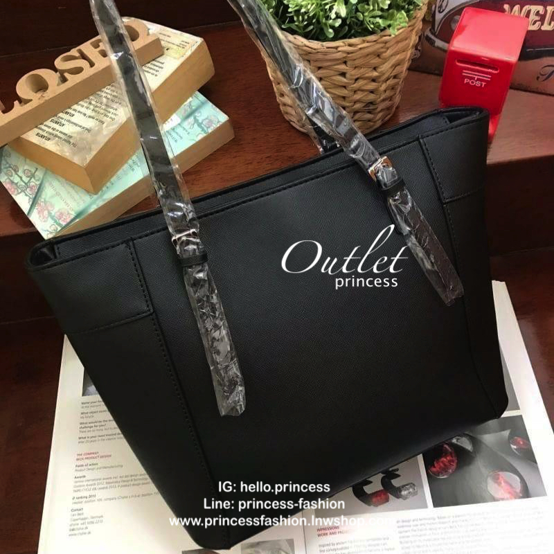 GUESS SHOPPER BAG กระเป๋าถือทรง Tote วัสดุหนังลาย Saffiano สวยอยู่ทรงสไตล์ PRADA ขนาดใหญ่ น้ำหนักเบา ด้านหน้าปั้มโลโก้แบรนด์ ประดับโลหะTAG โลโก้ตัว G อะไหล่เงินที่หูกระเป๋าถอดเเยกใช้ได้ เปิดปิดด้วยซิปเดียวใช้งานง่ายภายในมีsignature ยังมีช่องซิปและช่องเล็ก