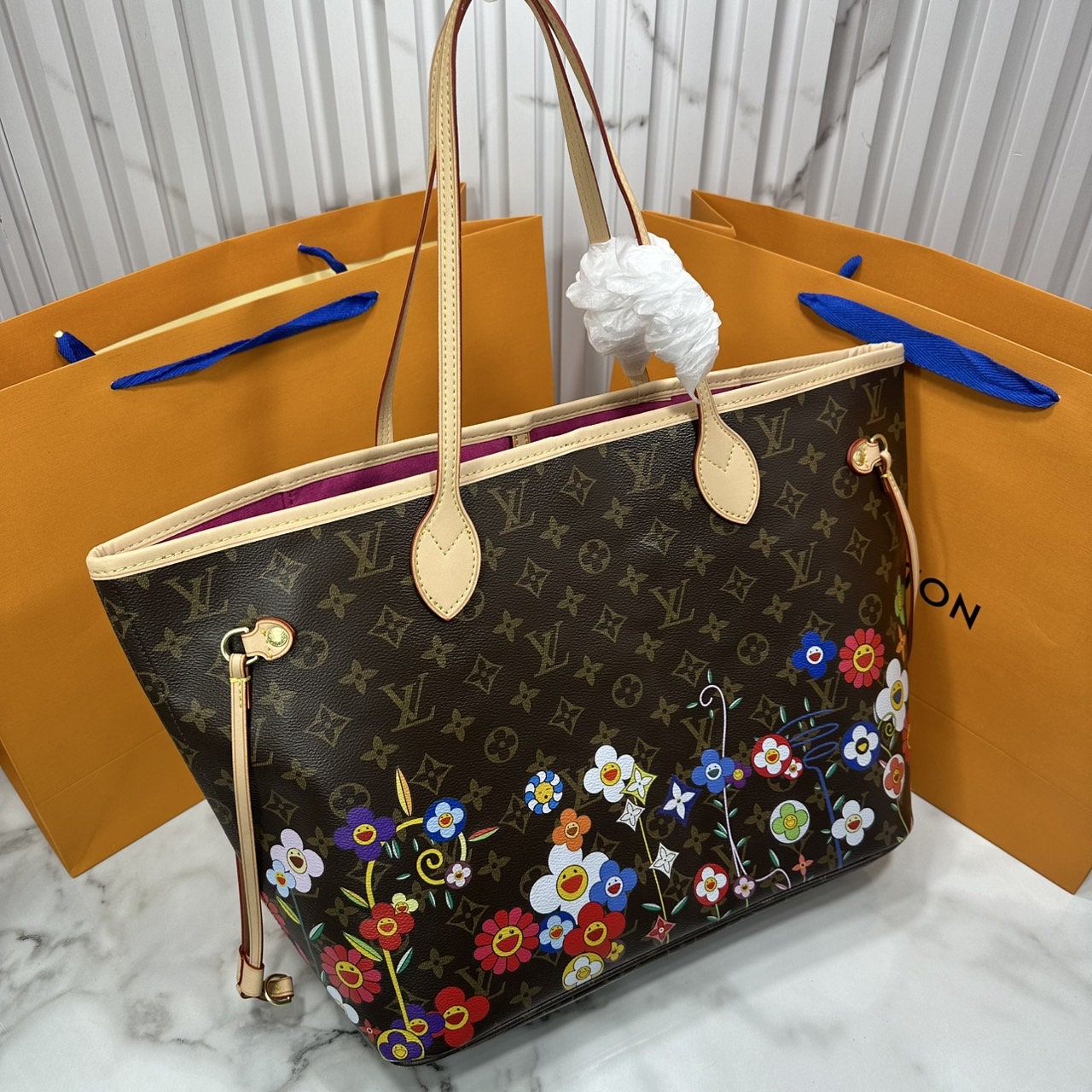 LV x TM Neverfull MM Monogram Flower กระเป๋าสะพายทรงโท้ท คอลเลกชันสุดพิเศษ สวยคลาสสิกมีชีวิตชีวาด้วยโมโนแกรมดอกไม้หลากสี ปรับดีไซน์ให้ดูสนุกสนาน รุ่นลิมิเต็ดผลิตตามเทศกาลมีจำกัด