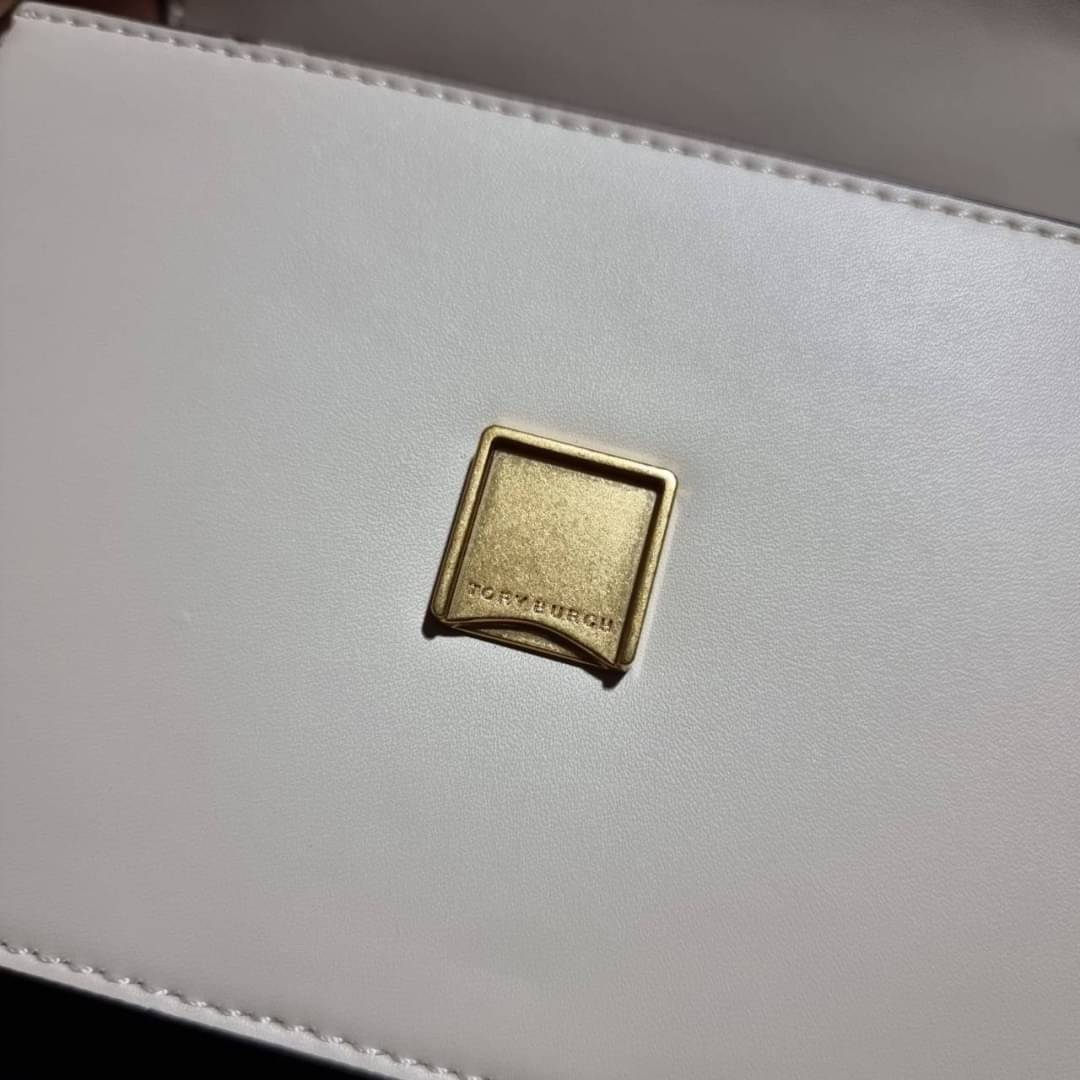 TORY BURCH ELEANOR SMALL CONVERTIBLE SHOULDER BAG ฮอตไอเท็ม รุ่นนี้ขายดีขายหมด สวยหรู คุณหนู ผู้ดี!! หายากมากแล้วน้า กระเป๋าสะพายข้าง ดีไซน์อยู่ทรง ขนาดกำลังสะดวกใช้สำหรับสาว วัสดุหนังแท้เต็มใบ สีทูโทน เปิด-ปิดด้วยแถบแม่เหล็ก ภายในแบ่งสัดส่วนได้เป็นอย่างด