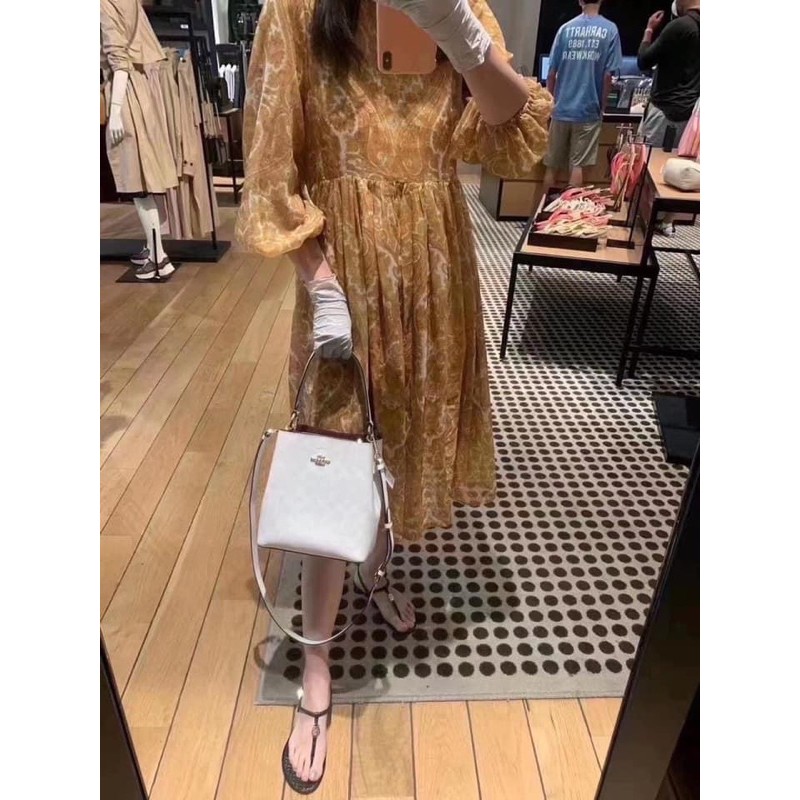 COACH 2312 SMALL TOWN BUCKET BAG IN SIGNATURE CANVAS รุ่นยอดนิยมใบเล็กมาครบสีแล้วจ้า กระเป๋าทรงบัคเก็ต สีผู้ดี๊ผู้ดี ตัวกระเป๋าดีไซน์คลาสสิคลายซี ดูโดดเด่น วัสดุหนังแคนวาสเคลือบลาย สวยคมทุกมุมจริงๆ!! เปิด-ปิดด้วยกระดุมแม่เหล็กทั้ง 2 ฝั่ง ภายในเป็นช่องโล่ง