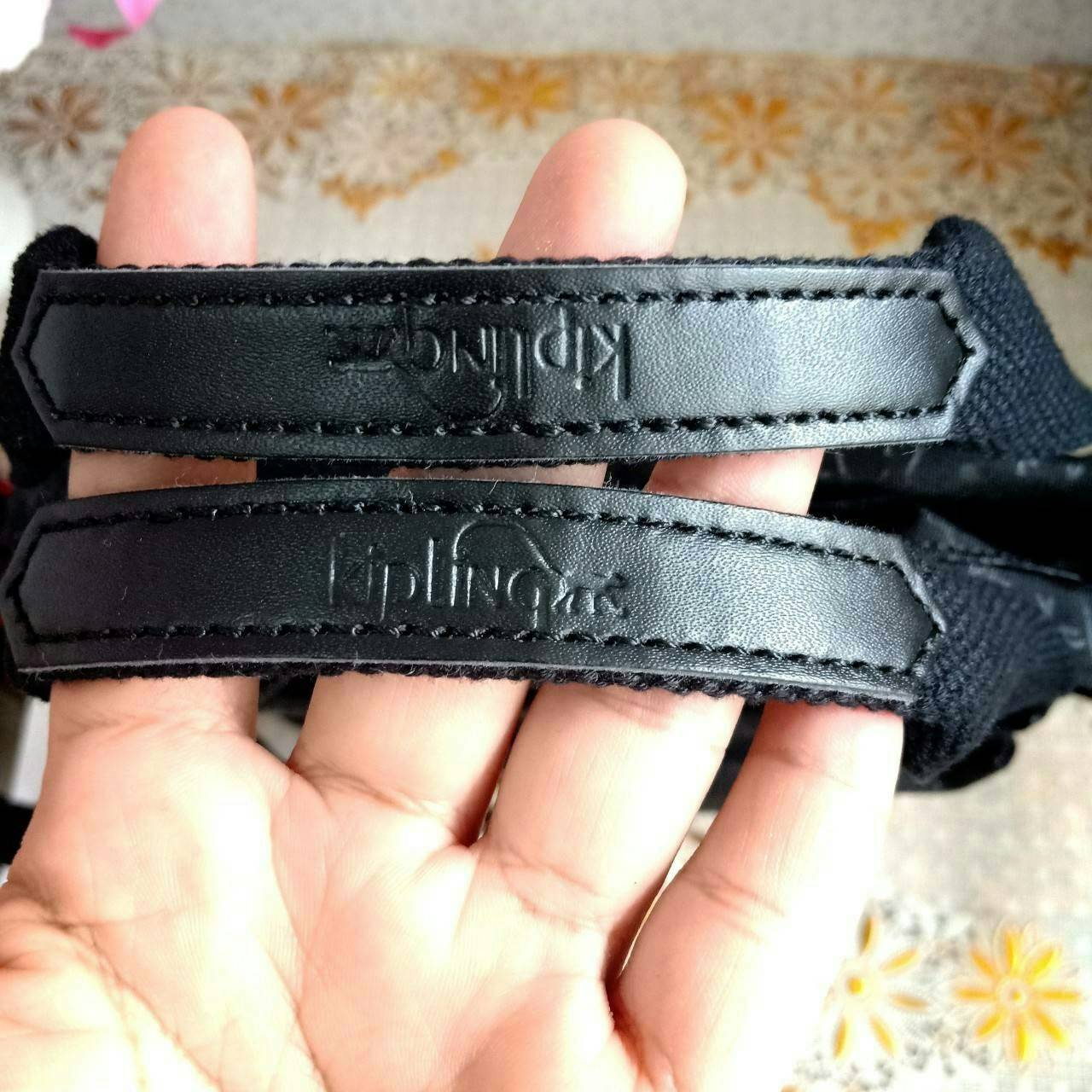 KIPLING 2WAYS MINI BACKPACK 👍กระเป๋าสะพาย2Wayรุ่นใหม่วัสดุ Nylon & Polyester 100% 👍หูหิ้วมีลายปั้มแบรนด์ 👍สายสะพายยาวเลื่อนปรับได้ถอดได้ 👍สามารถถือหรือสะพายได้ จะสะพายไหล่ สะพายเฉียง Crossbody หรือจะคล้องสายเป็นเป้สะพายหลัง