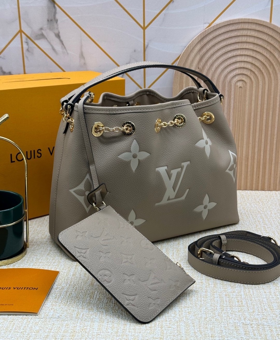LV Bundle Bag / LV Bella Bucket Bag กระเป๋าสะพายทรงบัคเก็ตรุ่นใหม่ หนังแท้ Monogram Empreinte ตกแต่งอะไหล่สีทองหรูหราปั้มแบรนด์ รูปทรงกระเป๋าเพรียวบางใช้งานได้ตั้งแต่เช้าจรดค่ำแมตช์กับเสื้อผ้าได้ทุกชุด หูจับแบบคู่ใช้ถือก็ดู ล้ำสมัย