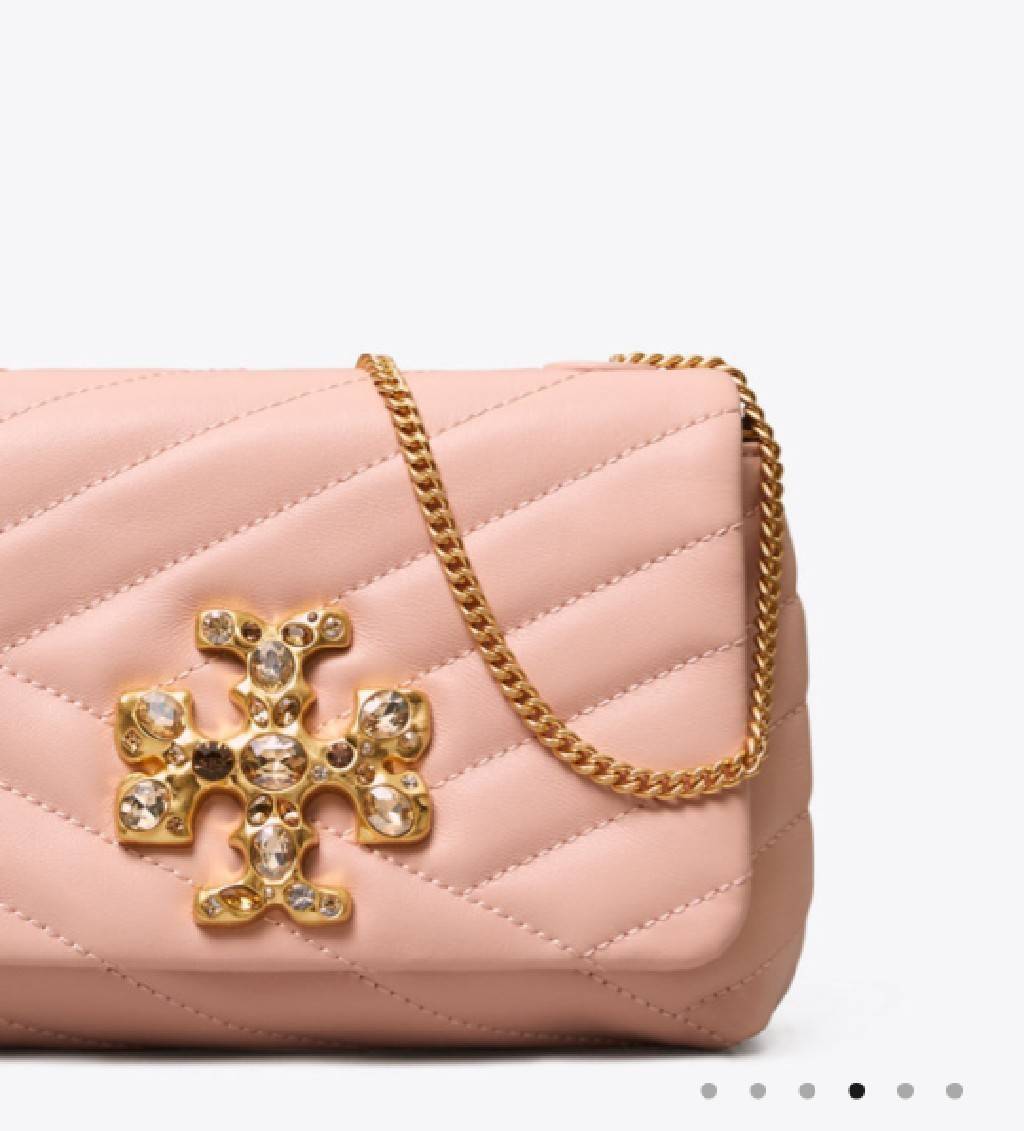 TORY BURCH KIRA CHEVRON EMBELLISHED LOGO MINI BAG ตามคำเรียกร้องจ้า!! ไซส์มินิ สะดวกใช้ พกพาง่าย สไตล์คุณหนู!! กระเป๋าสะพายข้าง ดีไซน์ทรงคลาสสิค โดดเด่นด้วยโลโก้ดีไซน์ประดับเม็ดสี เพิ่มมูลค่าและดึงดูดสายตามากขึ้น วัสดุหนังแกะ สัมผัสนิ่มมือ เปิด-ปิดด้วยกระ