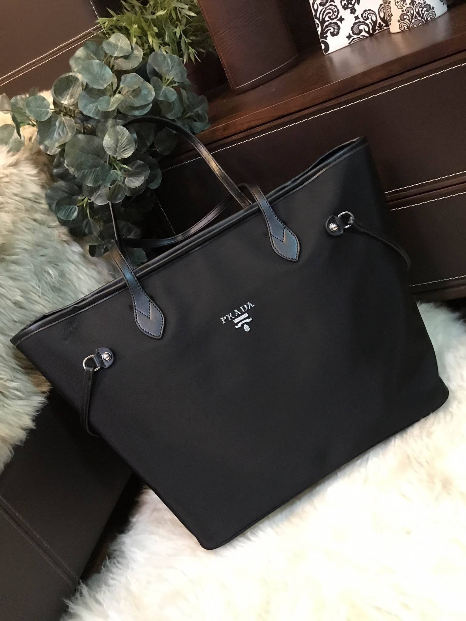 คุ้มจุใจสาวๆค้า 👏👏 ใบนี้ Must Have item! กระเป๋าสะพายทรง TOTE ใบใหญ่ จากพรีเมี่ยมกิ้ฟท์เคาเตอร์แบรนด์ PRADA อะไหล่เงินทั้งใบ เปิดปิดด้วยซิป สะพายไหล่ได้ ไม่ติด จุคุ้มมากสุดๆค่ะ ใส่เสื้อผ้า 1-2 วันได้สบาย ด้านข้างสามารถปรับได้สองทรงตามสไตล์