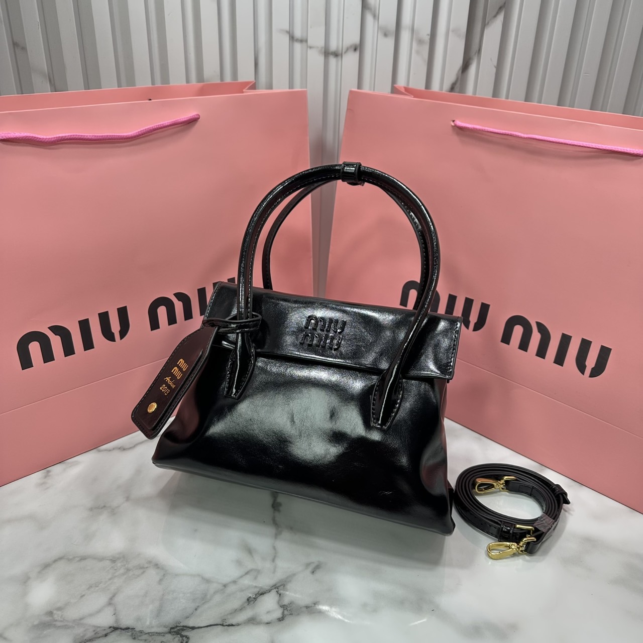 ORI หนังแท้ | Miu Miu Solitaire leather bag กระเป๋าสะพายทรงโท้ทโฮโบ เรียบง่าย เรียบหรูดูลัคชูสุดๆ สวยก่อนใครกับคอลใหม่ล่าสุดตัวแม่ตัวมัมไม่ควรพลาด จะของได้เยอะ ขนาดสะพายกำลังสวย สะพายไปทำงาน ไปเรียน ไปเที่ยวได้หมด ครบจบในใบเดียว