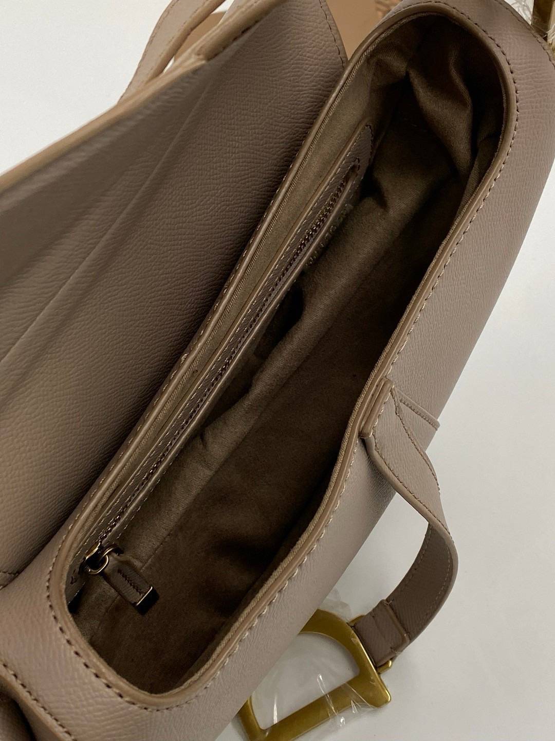 ORI หนังแท้ | DIOR Saddle Bag with Strap Grained Leather กระเป๋าถือ/สะพายทรงอานม้า รุ่นยอดนิยมที่มีเอกลักษณ์สวยงามเหนือกาลเวลา ลูกเล่นห้อยด้วยตัวอักษร D ตรงหูหิ้วมีกิมมิค CD สวยหรูดูแพง