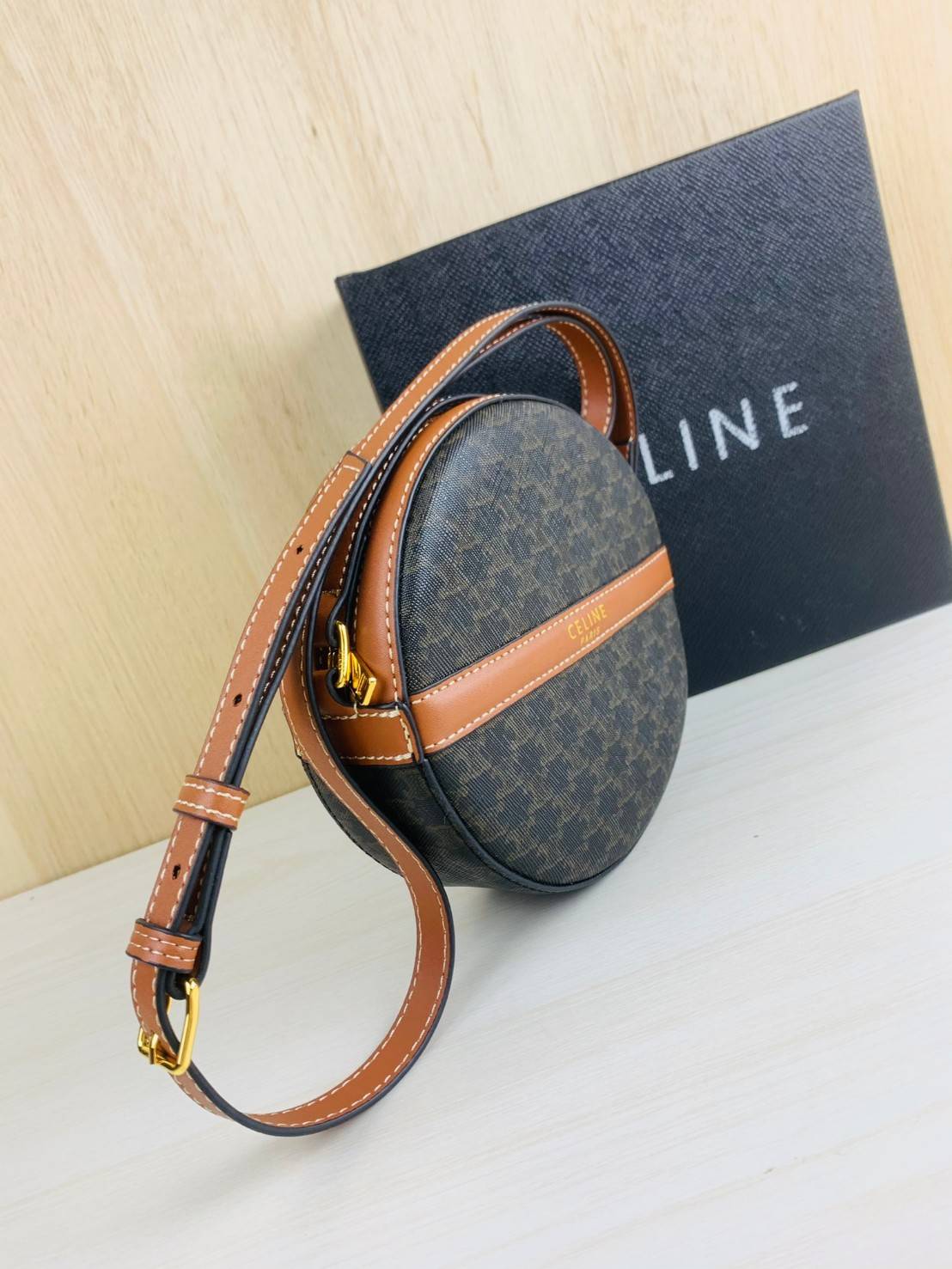 VIP GIFT 】หนังแท้ CELINE TRIOMPHE ROUND PURSE ON STRAP กระเป๋าทรงครอสบอดี้ ใบกลมเล็กน่ารัก วัสดุหนังแท้ทั้งใบ ตกแต่งด้วยโลโก้แบรนด์ มาพร้อมสายหนังยาว กับสไตล์น่ารักคุณหนู ห้ามพลาดค่ะ!!