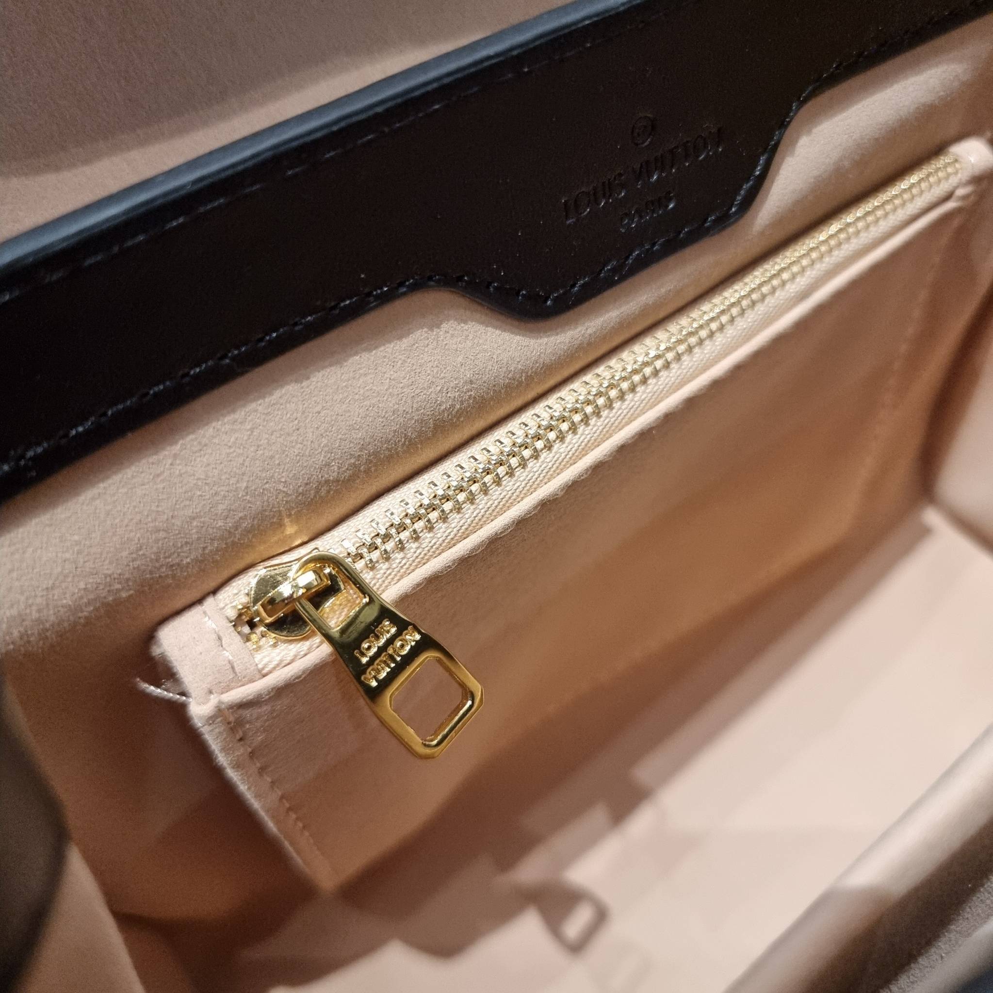 ใหม่ล่าสุดจาก LV monogram vintage box bag มาพร้อม box set สุดหรูรุ่นนี้ดีเทลยอดเยี่ยม เก็บรายละเอียดได้ดีและโดดเด่น ถือแล้วผู้ดีมาก!! วัสดุหนังแคนวาสสลับหนังแท้ เปิด-ปิดด้วยตัวบีบล็อค แน่นหนา ภายในโล่งกว้าง เลิศตรงที่เก็บทรง ขยายทรงด้านข้างได้ คอนโทรลด้วย