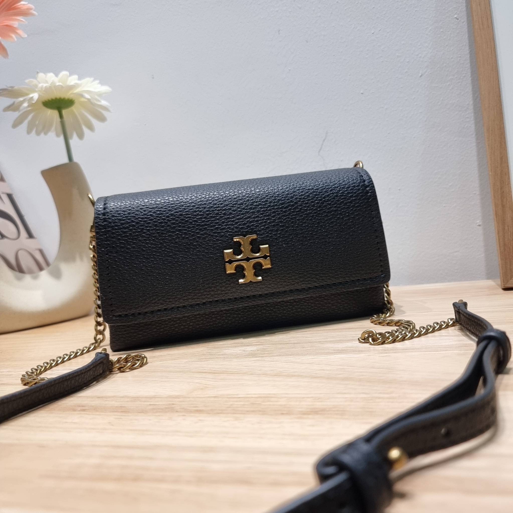 TORY BURCH LIMITED-EDITION MINI BAG รุ่นลิมิเต็ด ที่ sold out ไปแล้วหลายช็อป มีมาให้ช้อปที่นี่! กับกระเป๋าสะพายข้างทรงผู้ดี ไซส์มินิ ที่ผลิตมาในจำนวนจำกัด โดดเด่นด้วยอะไหล่ทองคลาสสิคหรูหรา และสายสะพายโซ่สลับหนัง ทำให้สะพายได้โดยไม่เจ็บไหล่