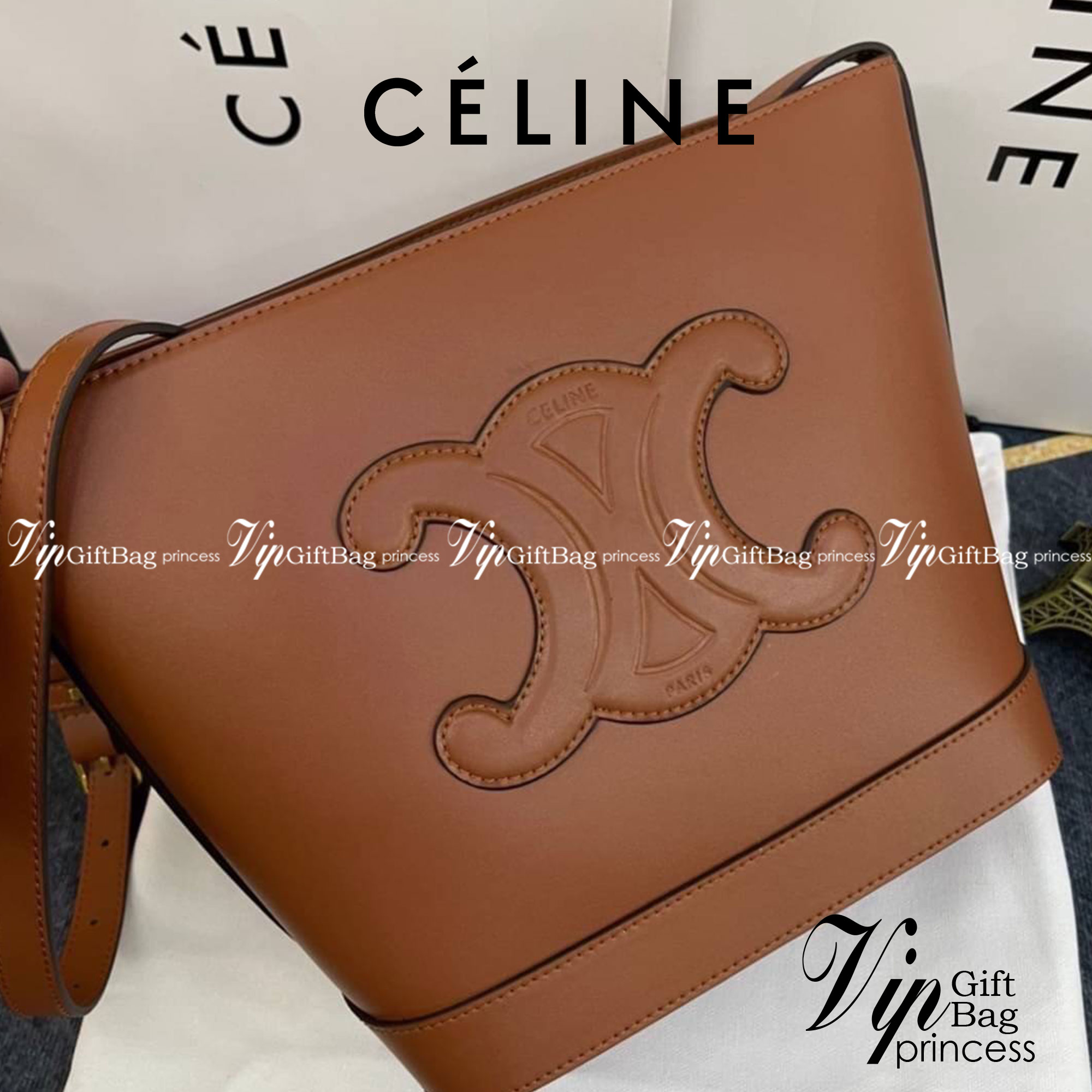 หนังแท้ CELINE SMALL BUCKET CUIR TRIOMPHE IN SMOOTH CALFSKIN / CELINE BUCKET BAG CUIR TRIOMPHE พร้อมส่งที่ไทย คอลเลคชั่นใหม่ ฮิตข้ามปี กับกระเป๋าสะพายทรงถัง ใช้งานง่ายที่สุด สายสะพายในตัว ปรับใช้ได้เลย วัสดุหนังวัว เรียบหรู ผู้ดีไปอีก โดดเด่นด้วยโลโก้เอกล