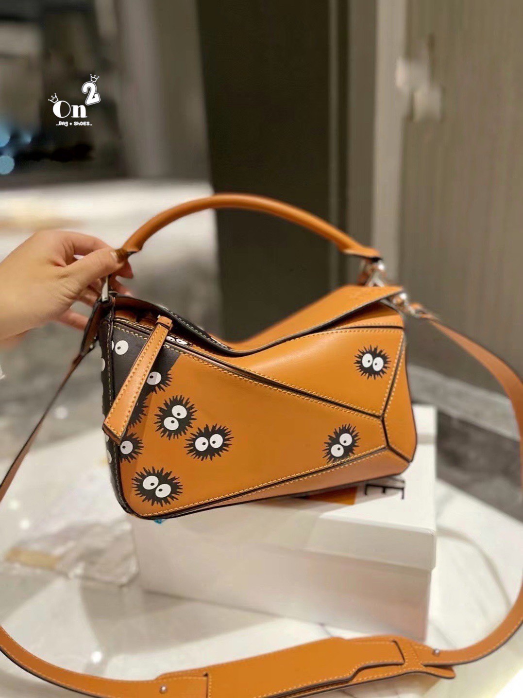 Loewe X My Neighbor Totoro Puzzle bag การร่วมงานสุดคิวท์ที่น่าจับจอง สำหรับใครที่ชื่นชอบการ์ตูนแอนิเมชั่นญี่ปุ่นอย่าง My Neighbor Totoro การออกแบบคาแร็กเตอร์ที่ใครๆ ต่างก็บอกว่าน่ารัก ล่าสุดก็เป็นที่น่าตื่นเต้นอีกครั้ง เมื่อสตูติโอดังได้เปิดตัวการร่วมงานก