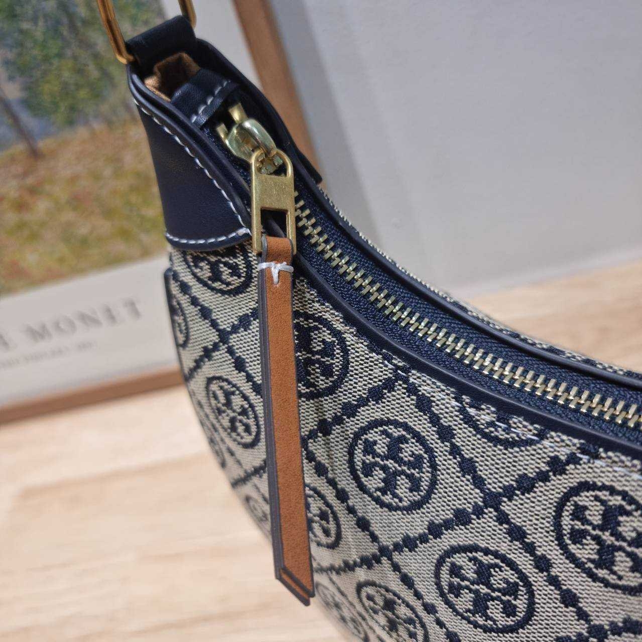 TORY BURCH T MONOGRAM CRESCENT BAG คอลเลคชั่นใหม่มาแรง! สมแก่การรอคอยในสไตล์ทีโมโนแกรมอันเป็นเอกลักษณ์ รูปทรงสวยโดดเด่น สะพายง่ายคล่องตัว