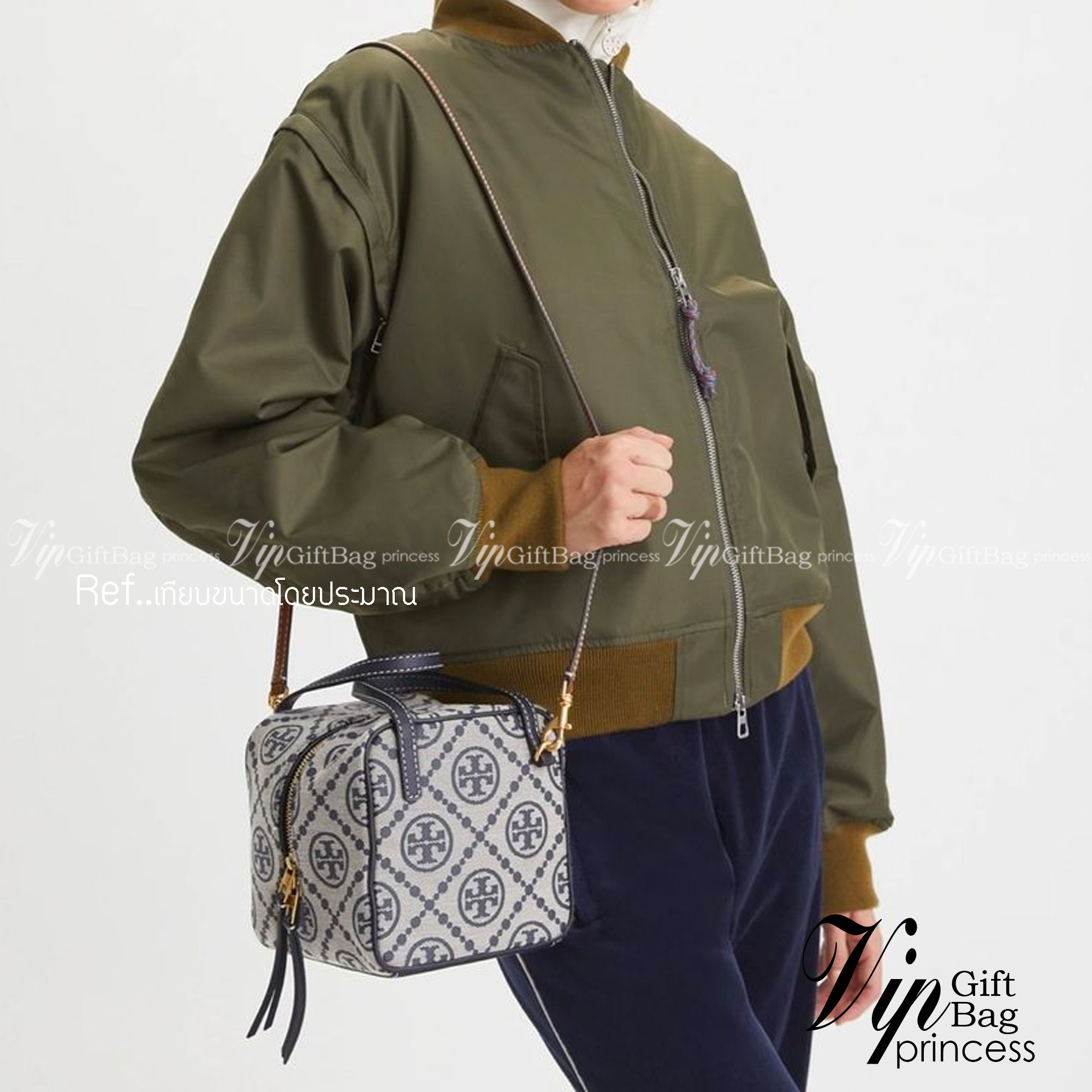 TORY BURCH T MONOGRAM JACQUARD CUBE BAG 🎁พร้อมส่งที่ไทยใหม่ล่าสุด! ปีใหม่นี้เราต้องมีกระเป๋าสวยและเก๋ไว้ใช้กันค่ะ กับกระเป๋าทรง CUBE ดีไซด์ให้ดูเรียลร่วมสมัยมากขึ้น สามารถหยิบจับของได้ง่าย ทรงกระเป๋าแบบกล่อง