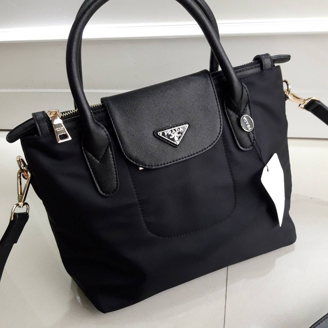 งานพรีเมี่ยมกิ้ฟ จากเคาเตอร์ต่างประเทศนะคะ 🎄🎄 พร้อมส่งครบ 3 สี **ทรงสวยมาก งานพรีเมี่ยมกิ้ฟ รุ่น Limited edition จากแบรนด์ PRADA มาค่า เป็น กระเป๋าผ้าไนล่อน Longchamp Style ใบนี้มีสายยาวให้คะ **เลิศมาก ขนาดกำลังดีคะ ตัวกระเป๋าเบามาก ใช้แล้