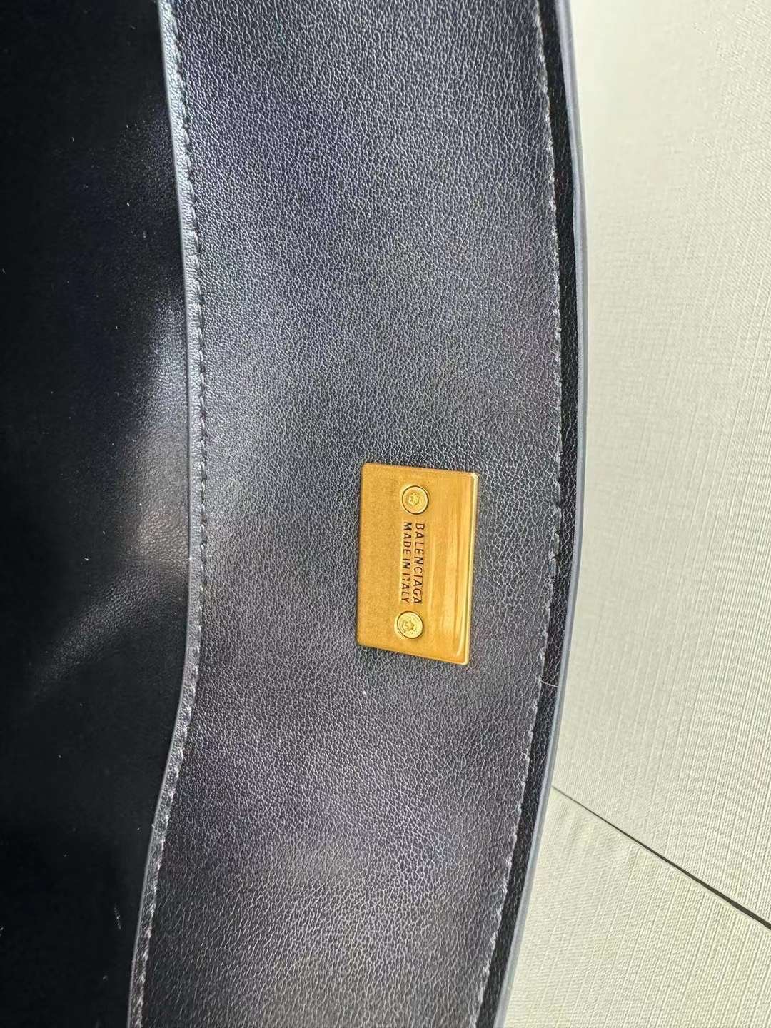 Balenciaga Rodeo Small Handbag in Black 25cm กระเป๋าสะพายหนังเรียบผิวสัมผัสนุ่มสบายผิว ดีไซน์เรียบหรูตามเอกลักษณ์ของแบรนด์ ภายในโล่งกว้าง จุของได้เยอะ