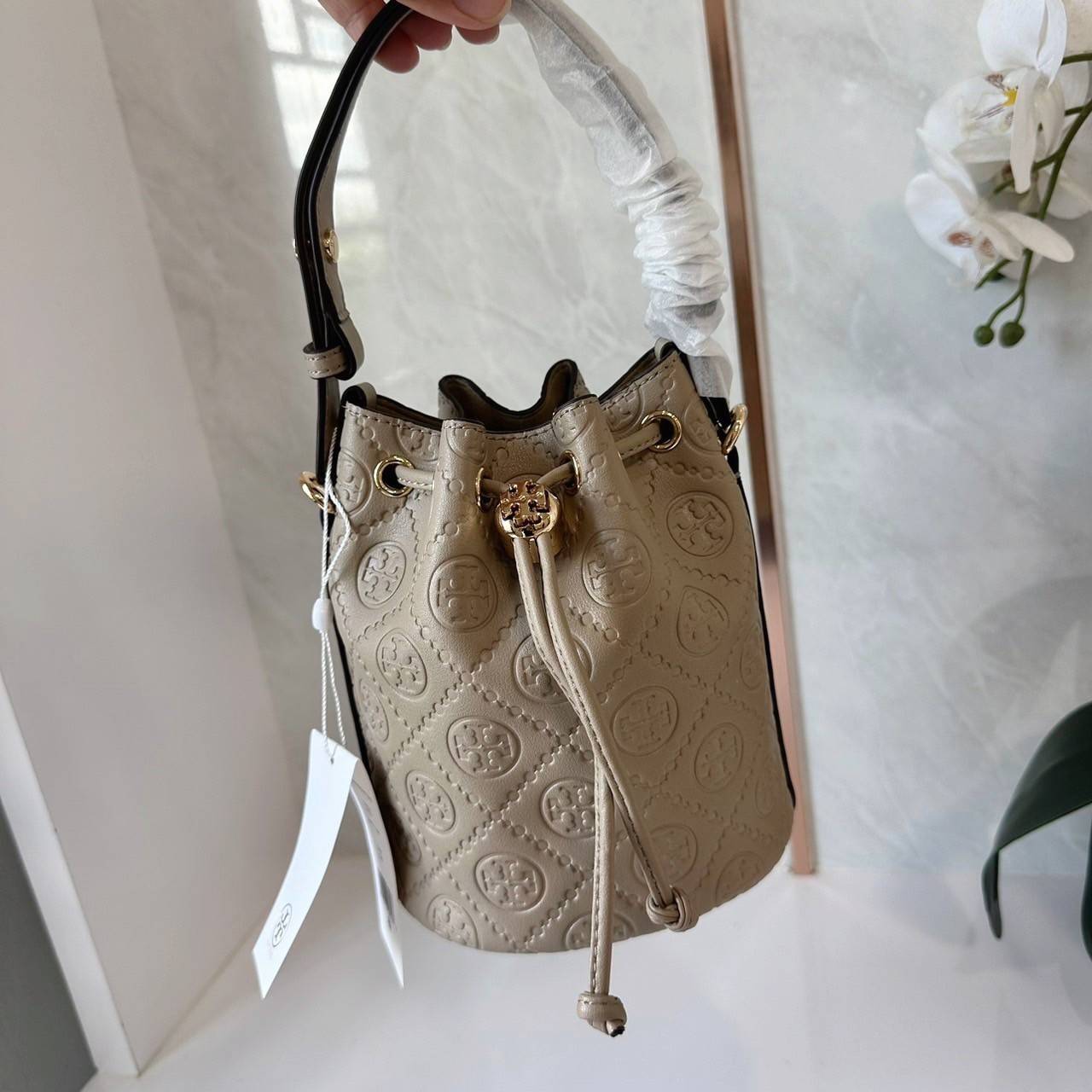 TORY BURCH mini T Monogram leather bucket bag กระเป๋าบัคเกต ไซต์ mini คอลเลกชันหนัง T Monogram ลายซิกเนเจอร์หนังปั้มลายนูน