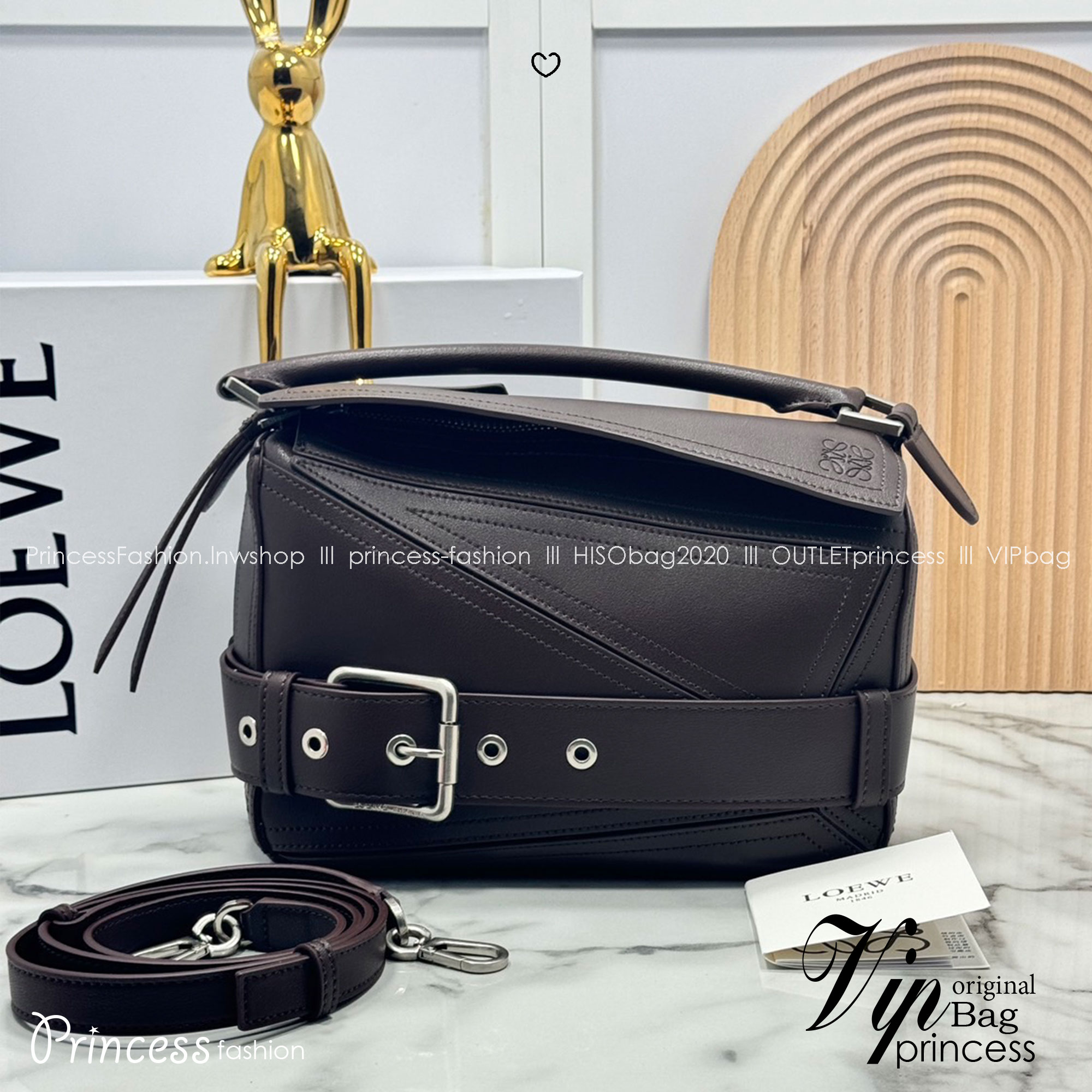 ORI หนังแท้ | Loewe Small Puzzle Biker bag in shiny Leather 24cm กระเป๋าสะพายทรงกล่องพัซเซิล รุ่นใหม่ล่าสุด คล้ายเข็มขัดด้านหน้าสวยเท่โดดเด่นสไตส์ไบเกอร์ ด้วยเส้นสายเรขาคณิตอันโดดเด่นและรูปทรงลูกบาศก์